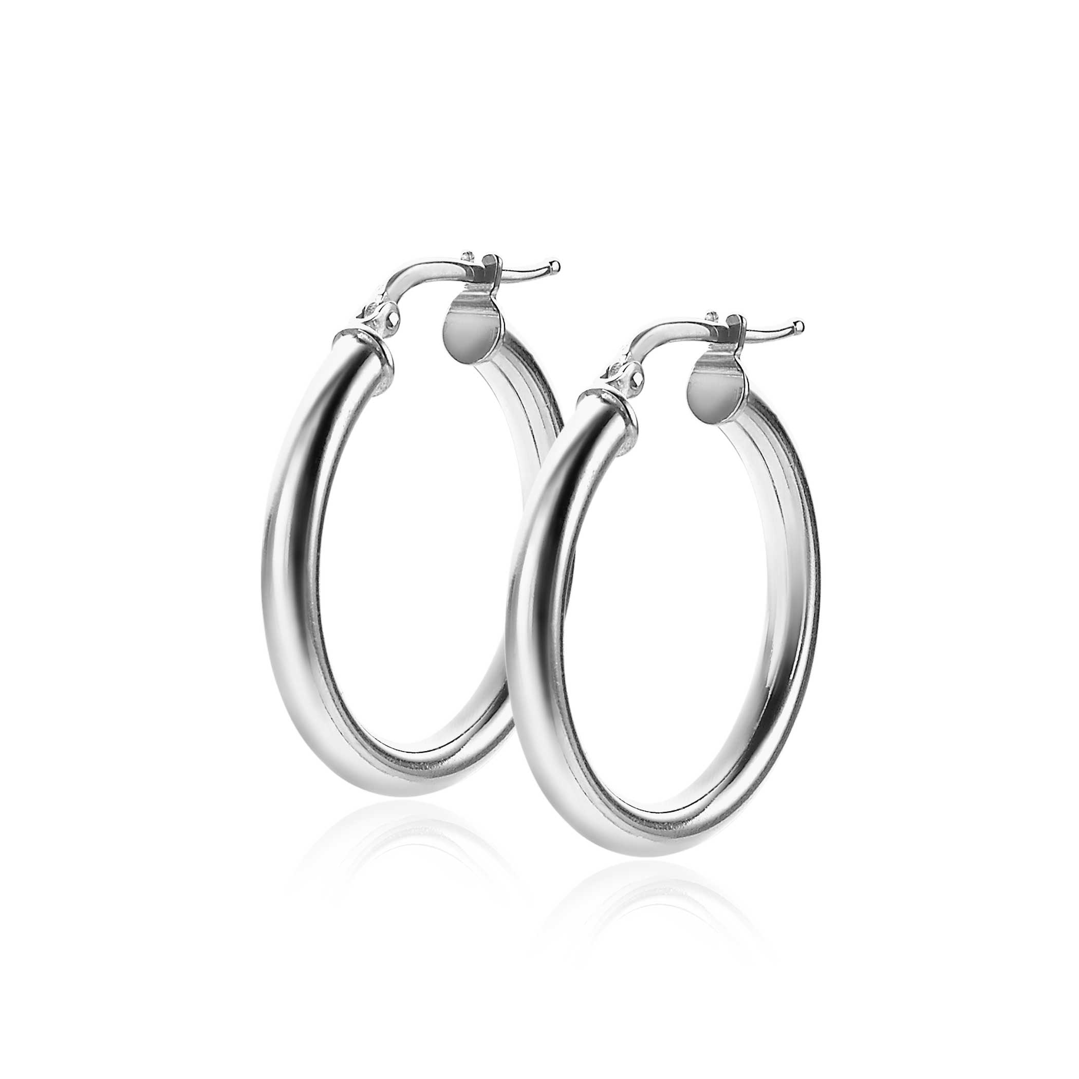 ZINZI zilveren oorringen in gladde, ronde vorm. De oorringen zijn 26mm in doorsnede en 3mm breed. Met gemakkelijke bovensluiting. Deze charmante oorringen blinken uit in hun eenvoud. Vervaardigd van eerste gehalte zilver (925) en voorzien van een extra rodiumlaag voor een langdurige glans.