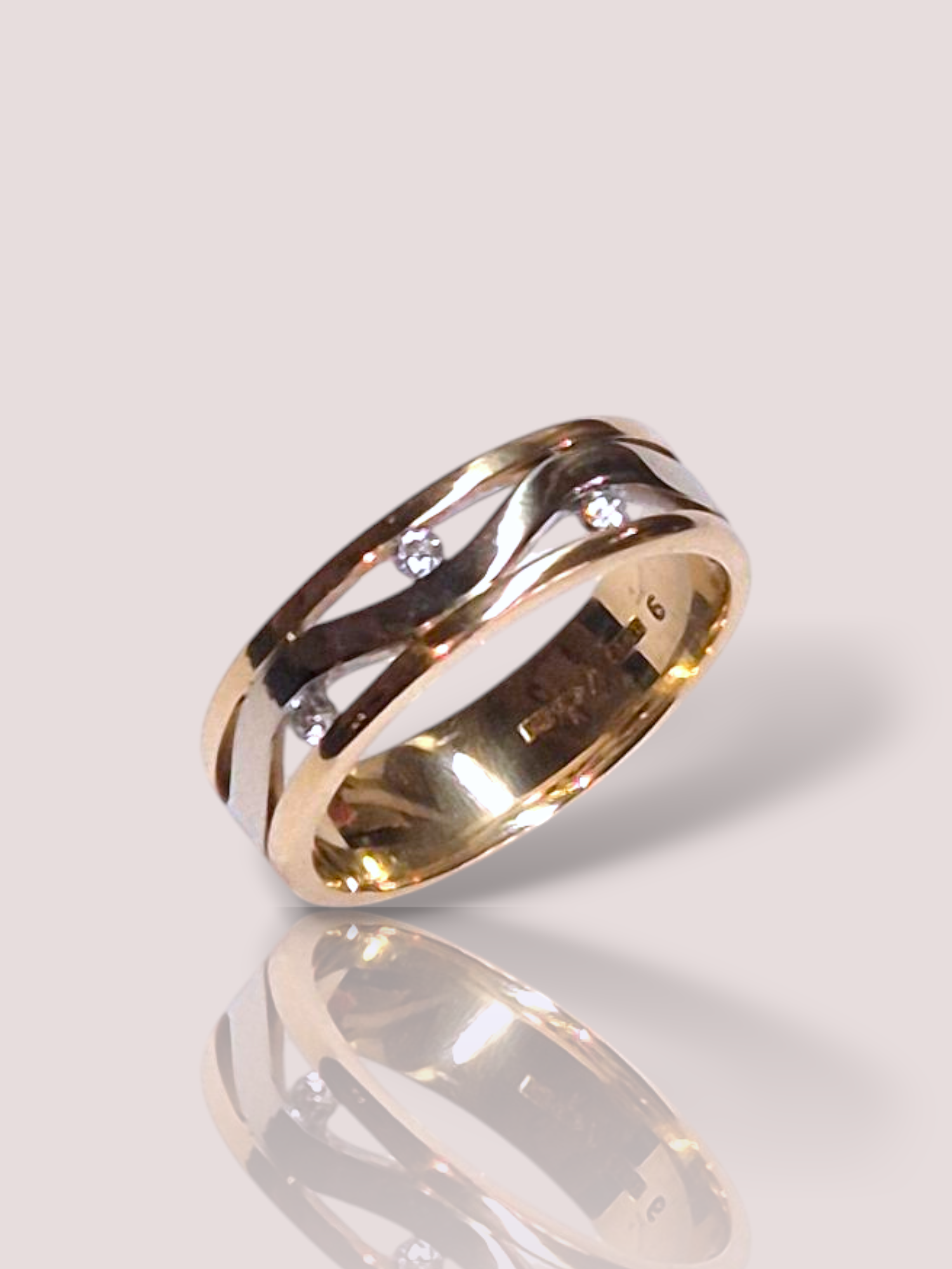 Deze Vintage 14k geel en witgouden ring met diamanten combineert verfijnde elegantie met een tijdloze uitstraling. De diamanten voegen een sprankelende schittering toe aan de ring en hebben een gewicht van 0,03ct per diamantje. Perfect voor zowel dagelijkse stijlvolle accenten als speciale gelegenheden, kan deze ring solo gedragen worden of gecombineerd met andere sieraden voor een gelaagde look. Een echte must-have voor elke sieradenliefhebber. 

De ring kan eventueel op maat vermaakt worden.