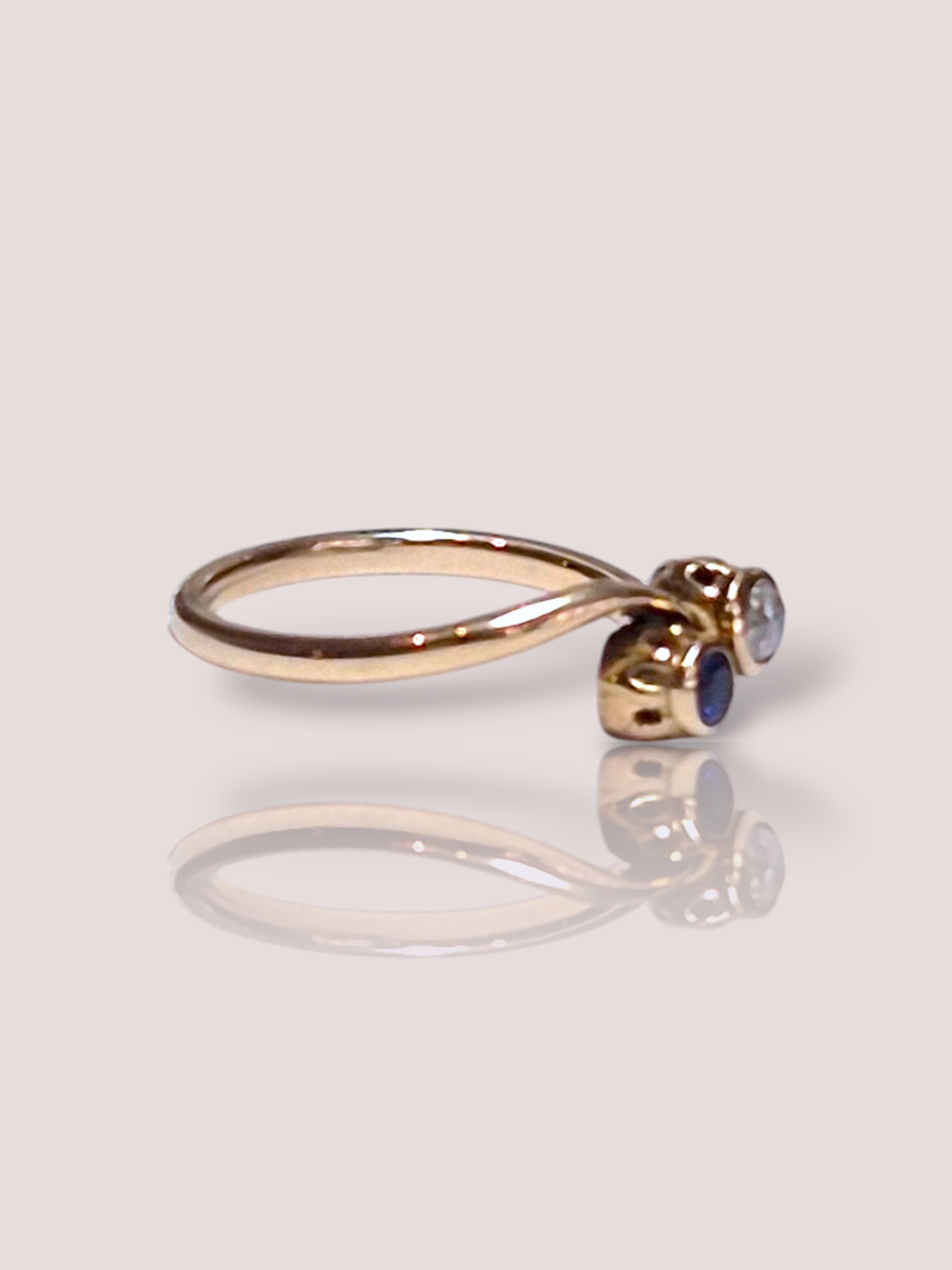 Deze Vintage 14k geel gouden toi-et-moi ring is een prachtige aanvulling op elke sieradencollectie. Als een uniek symbool van verbondenheid, benadrukt de toi-et-moi stijl twee verschillende stenen die samenkomen. De ring heeft een saffier en een roos geslepen diamant van circa 0,12ct. 
Draag hem als fashion statement aan je ringvinger of als romantisch symbool aan je linkerhand. Perfect voor elke bijzondere gelegenheid.