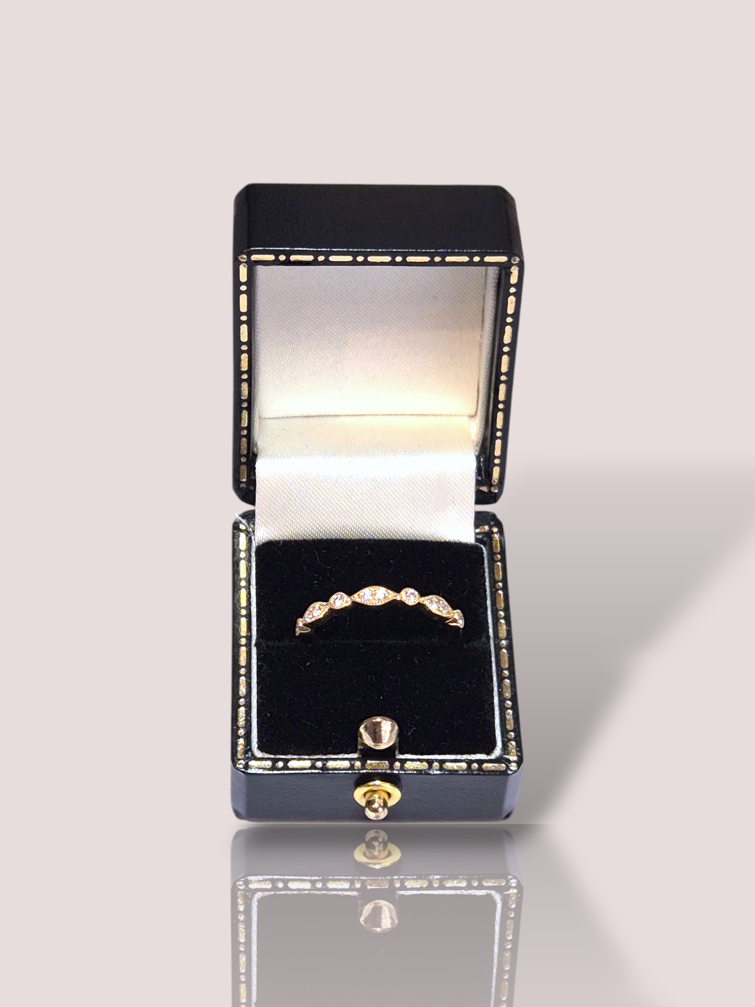 Deze 18k geelgouden ring is een prachtige toevoeging aan uw sieradencollectie. Deze ring bevat 10 schitterende diamanten van in totaal 0,17ct, wat zorgt voor een luxe uitstraling. Perfect voor speciale gelegenheden of als dagelijkse statementring. Draag hem solo voor elegantie of combineer met andere ringen voor een trendy look. 