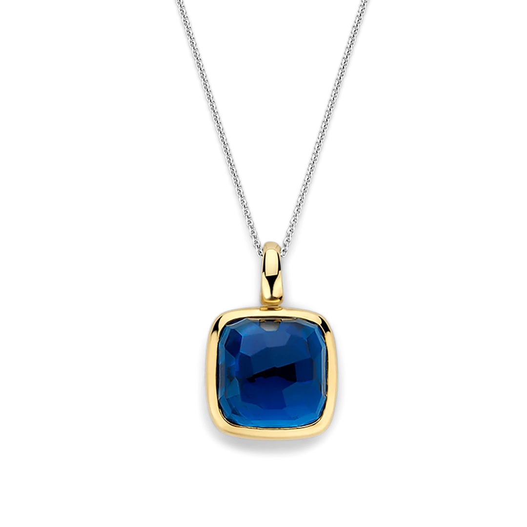 De TI SENTO hanger 6836DB is een verfijnd statement stuk, ontworpen om elke look een betoverende kleurboost te geven. Gemaakt van hoogwaardig 925 sterling zilver, is de cushion-cut diepblauwe steen elegant omlijst in een geelgoudgekleurde zetting, wat zijn rijke en stralende gloed versterkt. De hanger wordt geleverd met een sierlijke zilveren collier van 45 cm. Opgehangen aan een vergulde clipring, biedt deze hanger eindeloze veelzijdigheid—bevestig hem aan een van je favoriete kettingen voor een gepersonaliseerde, steeds veranderende stijl. Of je de hanger nu solo draagt voor een verfijnde touch of combineert met andere TI SENTO hangers, zijn oceaan geïnspireerde tint en tijdloze elegantie maken het een opvallend stuk in elke sieradencollectie. Nikkelvrij en hypoallergeen, het zorgt voor luxueus comfort bij elk draagmoment. Laat deze diepblauwe schoonheid je favoriete hanger zijn voor moeiteloze verfijning en moderne glamour.