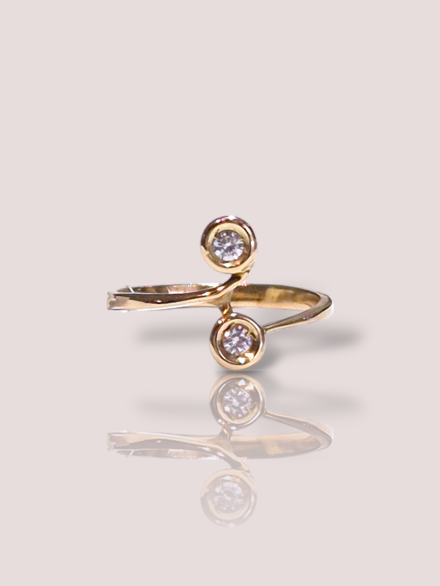 Deze prachtige vintage 14k geel gouden fantasie ring is versierd met twee schitterende diamanten. De ring voegt een vleugje glamour toe aan elke outfit en kan solo worden gedragen voor een verfijnde look of gestapeld met andere ringen voor een trendy effect. Combineer het met zowel formele als casual outfits voor een tijdloze uitstraling. Maak je look compleet met deze betoverende ring!