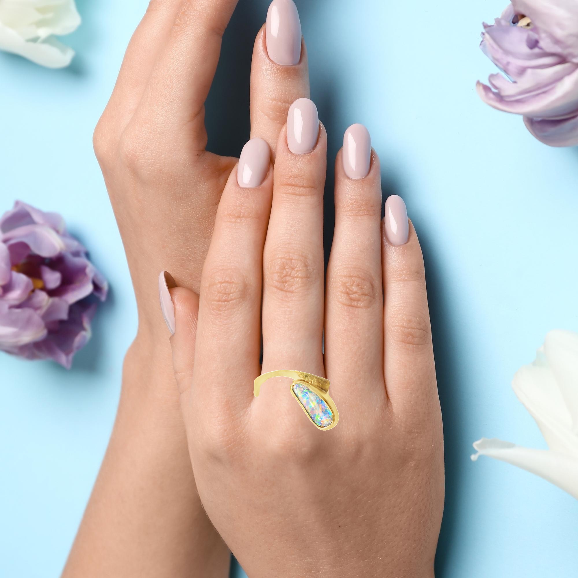 Der Ring Smartcurve Gold 750 Opal  ist ein edler Schmuckring mit einem atemberaubenden Opal als Hauptstein und aus hochwertigem 750er Gold gefertigt. Die sehr annehme und zugleich stabile Passform lässt diesen Ring zum täglichen Begleiter werden. Dieser elegante Ring kann sowohl zu festlichen Anlässen als auch im Alltag getragen werden. Tragen Sie ihn alleine oder in Kombination mit anderen Ringen, um Ihren persönlichen Stil zu betonen.
