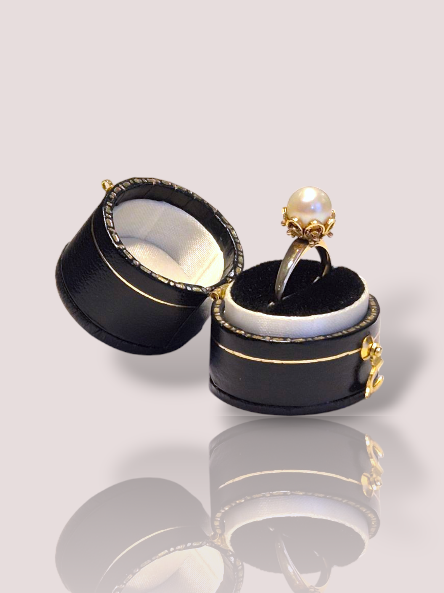 Deze prachtige vintage 14k geel gouden ring met parel is een tijdloze toevoeging aan je sieradencollectie. De gouden band is subtiel en elegant, terwijl de glanzende parel een vleugje glamour toevoegt. Draag deze ring als statement stuk bij een chique avond outfit of als alledaagse accessoire voor een vleugje luxe. Perfect om te combineren met andere gouden sieraden voor een geraffineerde look.

De parel heeft een diameter van 7,8 mm en de ring kan desgewenst op maat vermaakt worden.