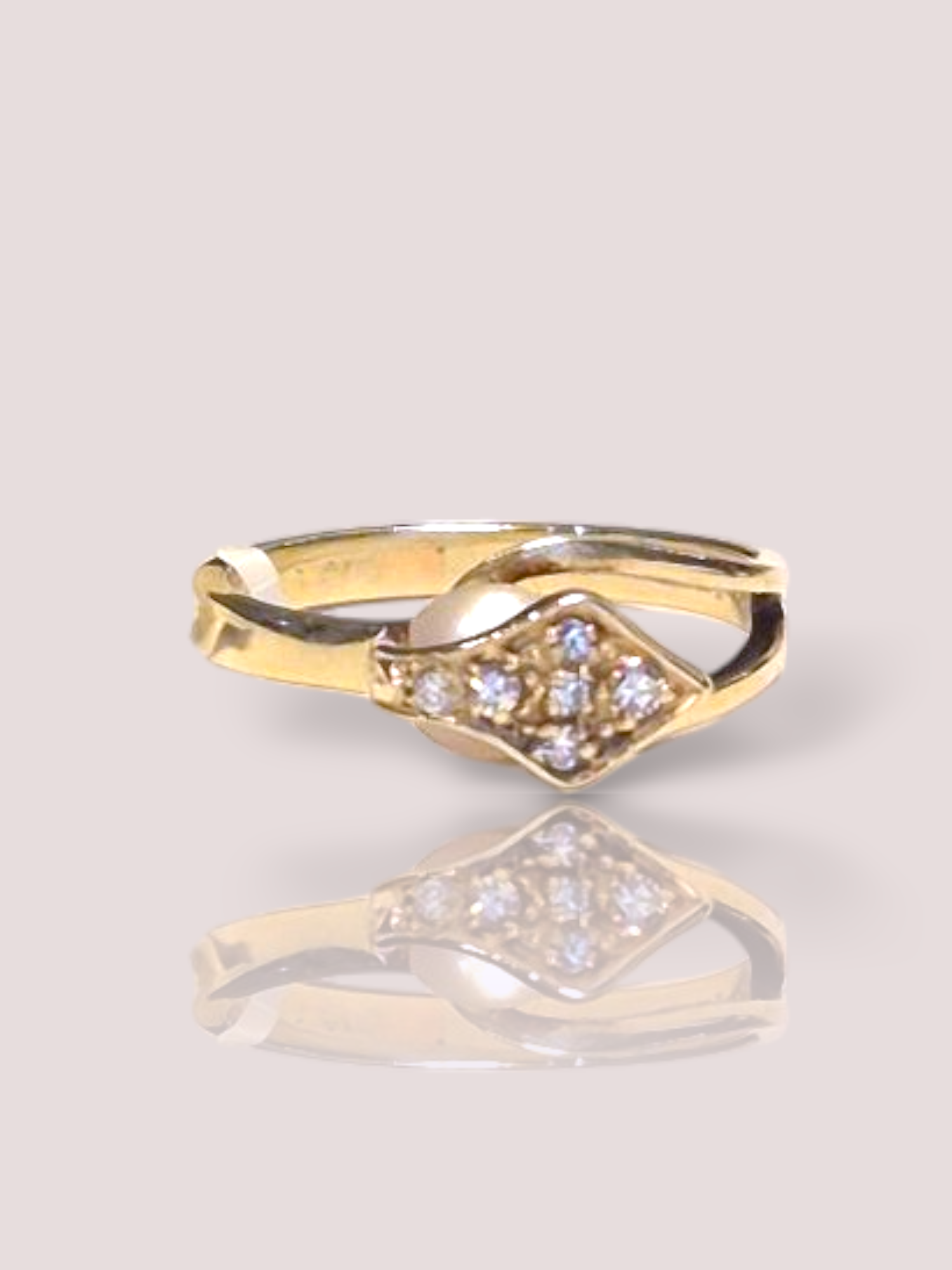Deze prachtige vintage 14k geel gouden cobra ring is versierd met schitterende diamanten en een elegante parel. De ring heeft een uniek ontwerp dat zeker opvalt en een vleugje glamour toevoegt aan elke outfit. Draag deze ring solo voor een chique en verfijnde look, of combineer hem met andere gouden sieraden voor een extra luxe uitstraling. De mogelijkheden zijn eindeloos!

De parel heeft een diameter van 5mm en de ring bevat 6 diamantjes.