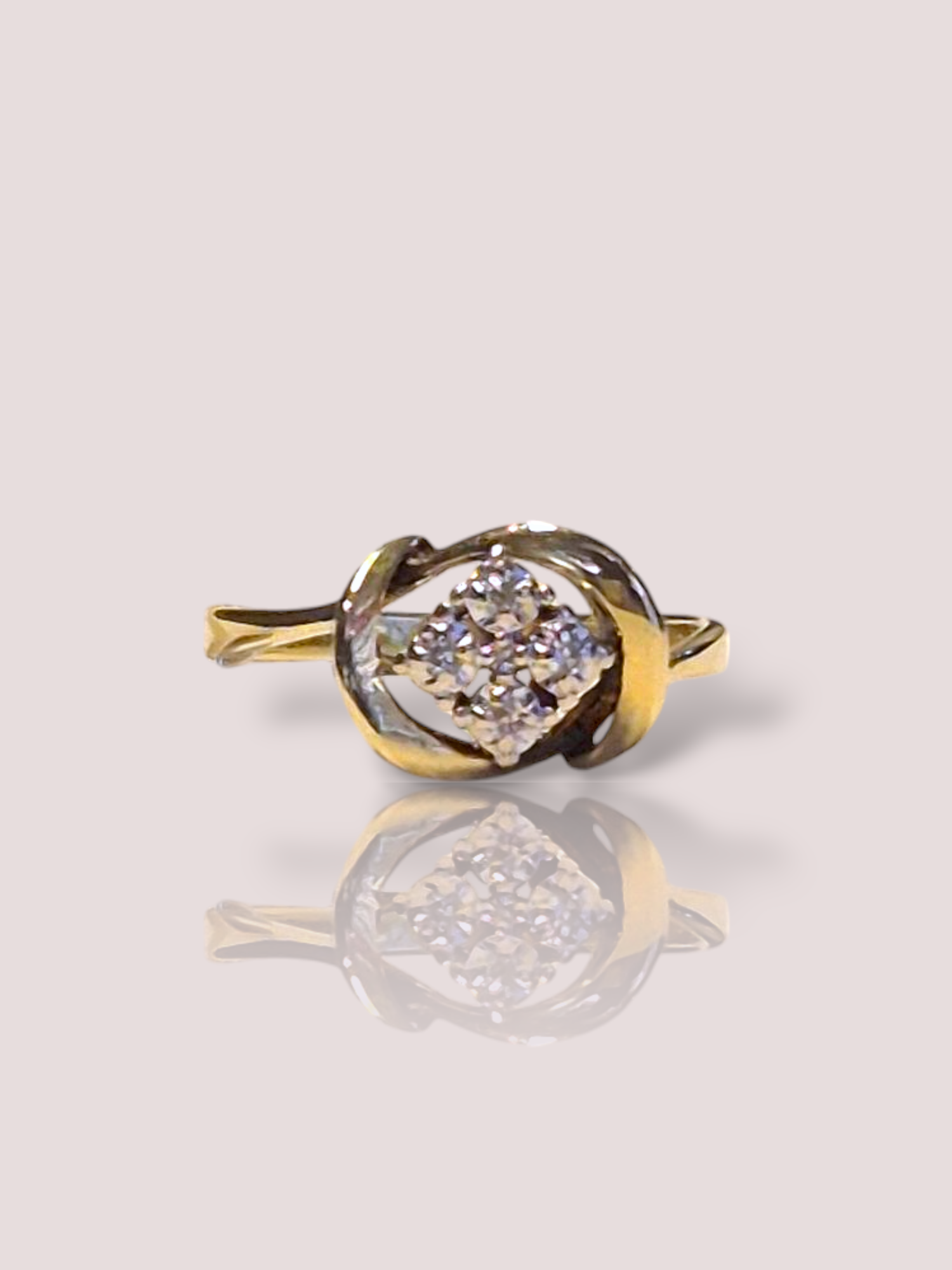 Deze prachtige vintage 14k geel gouden ring is versierd met schitterende diamanten, waardoor het een echt juweel is om te koesteren. De ring heeft een tijdloos en elegant ontwerp dat perfect past bij elke gelegenheid. Draag deze ring alleen of combineer hem met andere gouden sieraden voor een glamoureuze look. Laat deze ring stralen aan je vinger en voeg een vleugje luxe toe aan je outfit.

