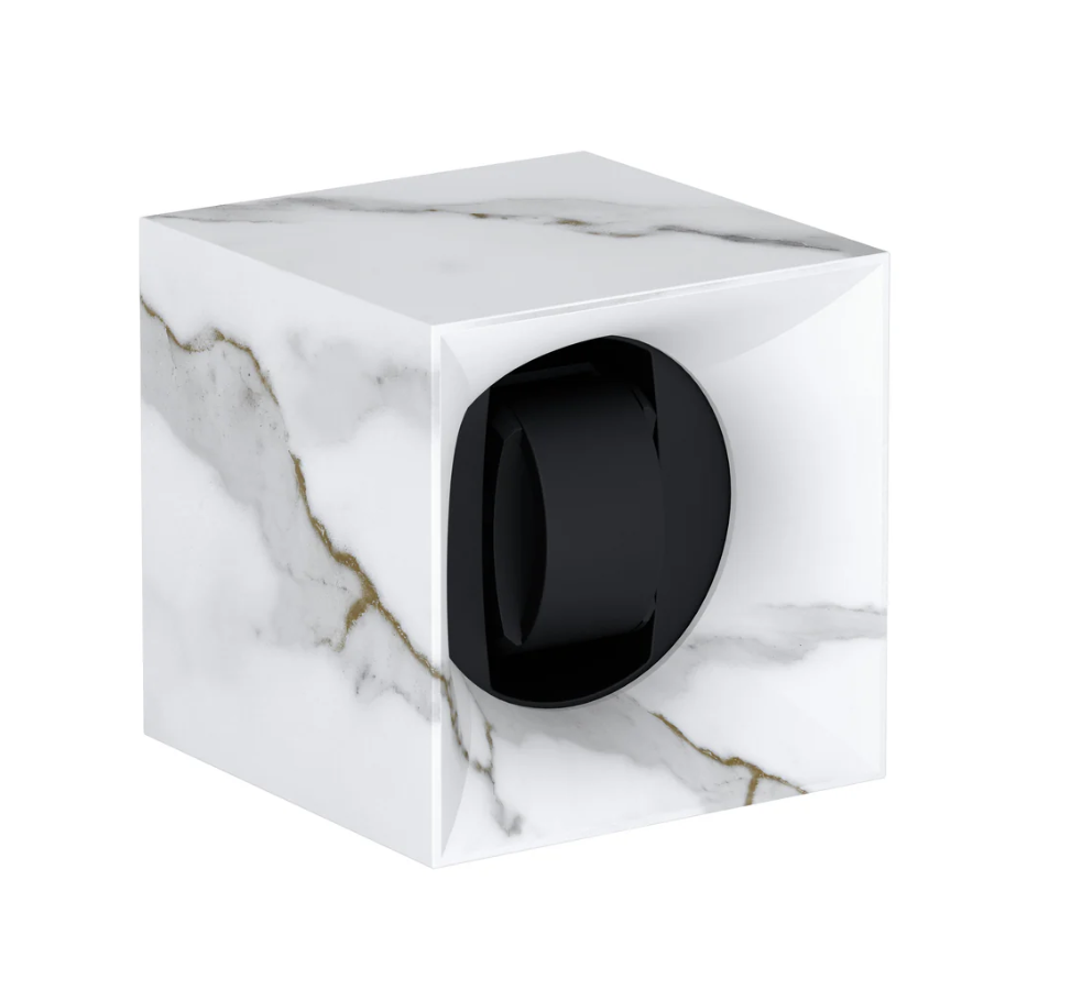 Deze watchwinder van Swisskubik is een limited edition.

De watchwinders van het Startbox assortiment van SwissKubik gebruiken frisse kleuren en moderne, verfijnde lijnen. Deze watchwinders zijn tot het uiterste vereenvoudigd en brengen de essentiële elementen van SwissKubik expertise samen. Door hun Soft Touch oppervlak voelen ze ongelooflijk zacht aan.

De afmeting van de watchwinder is  11x11x11cm