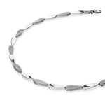 Boccia Titanium 08068-01 Collier 
Deze unieke titanium ketting van Boccia met nr: 08068-01 is een mooie toevoeging aan je sieradencollectie!

HET MERK
Boccia Titanium is het titanium merk van Nederland, dat zijn oorsprong in Duitsland vindt en is opgericht in het jaar 1992. Ontwikkeld door internationale ontwerpers. Alle titanium componenten van de BOCCIA TITANIUM collectie zijn gemaakt van 99,7% puur titanium; het bijzondere materiaal. Het is licht in gewicht, neemt de temperatuur van de huid aan en is zeer huidvriendelijk. Bovendien is het corrosie- en temperatuurbestendig.

SPECIFICATIES
- Collier 
- Puur titanium
- Glanzend
- 45cm