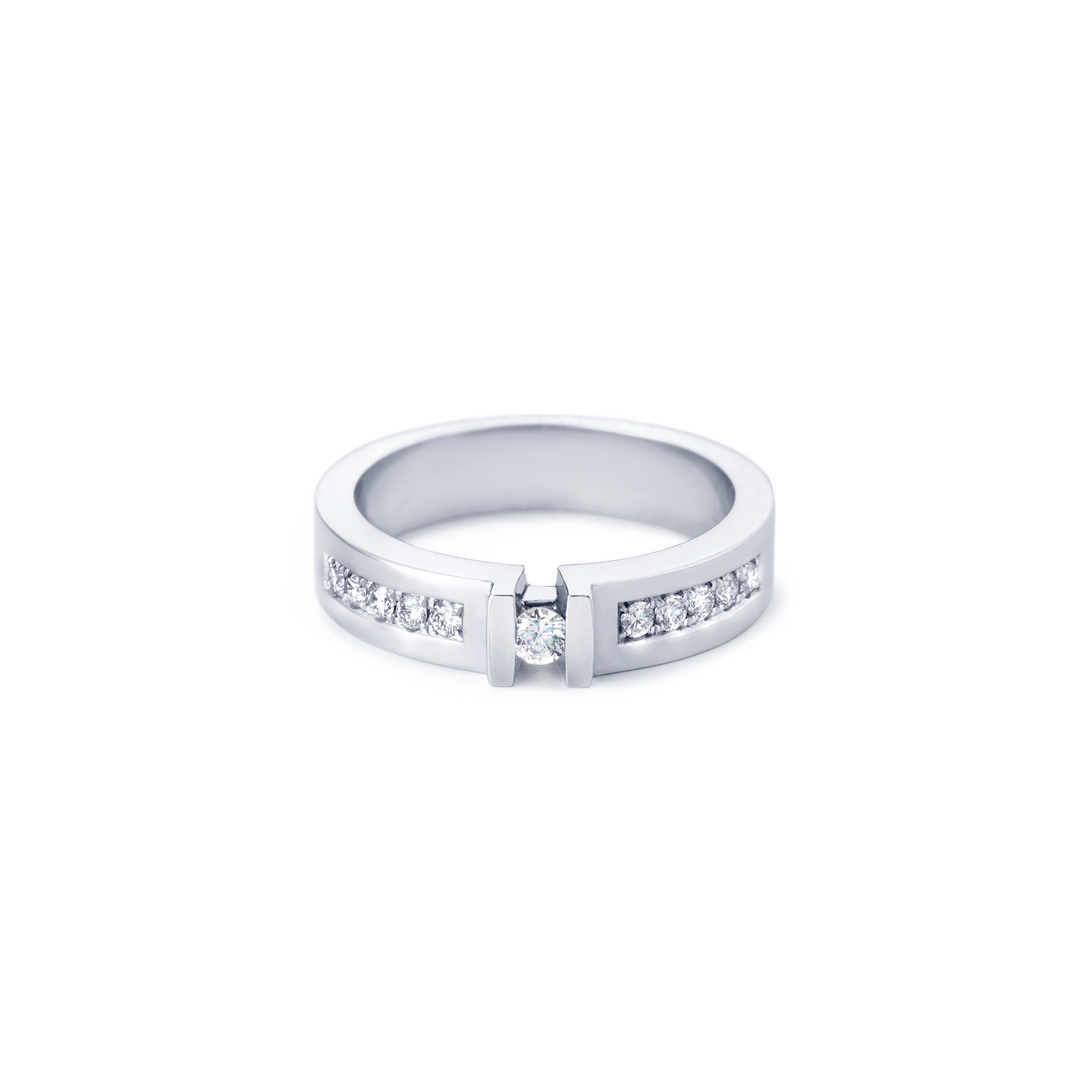 De R&C Ring Witgoud Coco Riche Pavé met 10 kleinere Diamanten en 1 grote diamant in het midden, hetis een verfijnde ring van witgoud met pavé gezette diamanten, perfect voor speciale gelegenheden. Draag deze elegante ring solo of combineer met andere sieraden voor een complete look. Ideaal voor zowel formele als feestelijke outfits. Een tijdloos stuk voor elke sieradencollectie.