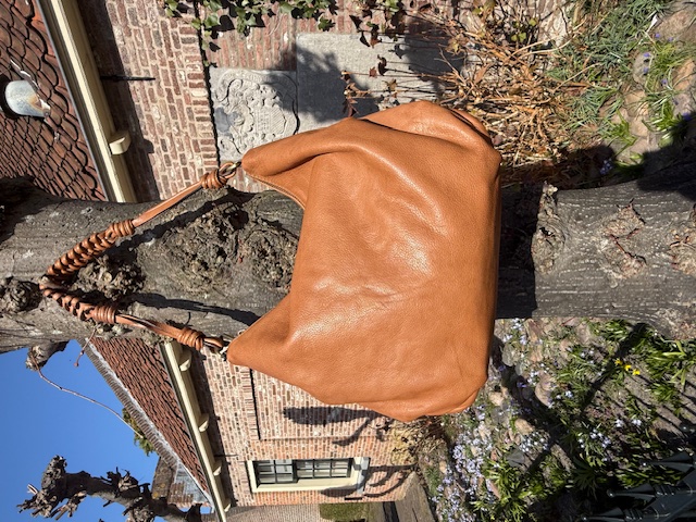 De GC schoudertas cognac, modelnummer 2514323656-cognac, combineert stijl en functionaliteit. Deze tas valt onder de categorie schoudertassen en is ideaal voor dagelijks gebruik. Draag hem moeiteloos over je schouder voor een casual maar verfijnde look. Perfect voor elke gelegenheid waar je georganiseerd en modieus wilt verschijnen. Voeg deze veelzijdige tas toe aan je collectie!

Afmetingen:
Hoogte 28cm x breed 34cm x diep 12cm