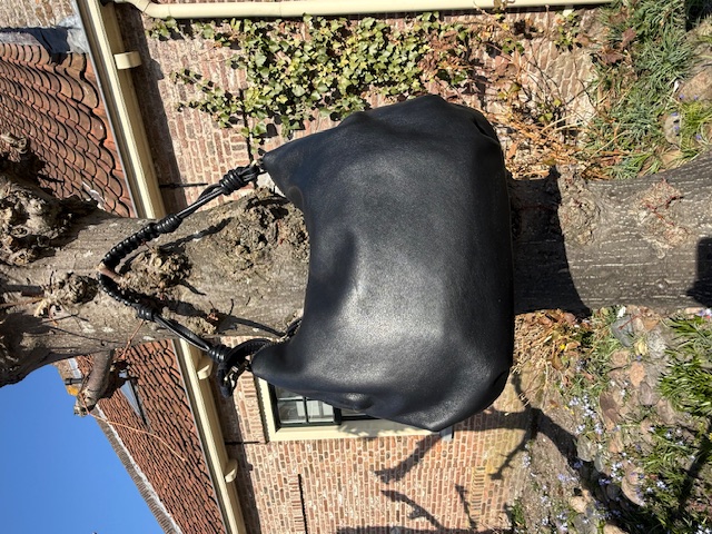 De GC schoudertas zwart, modelnummer 2514323656-BLACK, combineert stijl en functionaliteit. Deze tas valt onder de categorie schoudertassen en is ideaal voor dagelijks gebruik. Draag hem moeiteloos over je schouder voor een casual maar verfijnde look. Perfect voor elke gelegenheid waar je georganiseerd en modieus wilt verschijnen. Voeg deze veelzijdige tas toe aan je collectie!

Afmetingen:
Hoogte 28cm x breed 34cm x diep 12cm
