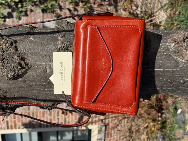 
GC Crossbody Jeans – Model 2519403033
Voeg een stijlvolle en functionele touch toe aan je dagelijkse outfit met deze modieuze Italiaanse crossbodytas van GC. Gemaakt van jeansstof en afgewerkt met goudkleurige fournituren, straalt deze tas zowel elegantie als casual flair uit.

De tas is voorzien van een praktisch voorvak, een ritsvak aan de achterkant en een hoofdvak met toprits. Binnenin vind je nog een ritsvak en een handig steekvak om je essentials georganiseerd te houden. Dankzij de verstelbare schouderriem draag je de tas comfortabel schuin over je lichaam – ideaal voor een actieve dag waarop je je handen vrij wilt houden.

Kenmerken:

Modelnummer: 2519403033

Italiaans design

Goudkleurige fournituren

Voorvak + achtervak met rits

Hoofdvak met toprits

Binnenritsvak en steekvak

Verstelbare schouderriem

Perfect voor dagelijks gebruik

Afmetingen:
Hoogte: 16 cm
Breedte: 21,5 cm
Diepte: 8 cm

Stylingtip:
Draag deze crossbody over een neutrale outfit om een vleugje kleur en textuur toe te voegen!