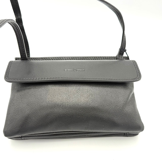Afmetingen:
Hoogte 23cm x breed 21cm x diep 8cm