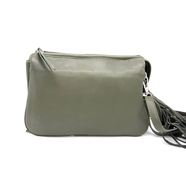De NeroPantera schoudertas 3 vaks zwart, modelnummer 4354683/BLACK, is een stijlvolle crossbody-tas. Met drie ruime vakken biedt het voldoende opbergruimte voor je dagelijkse benodigdheden. Het is het beste om hem over je lichaam te dragen voor een casual en comfortabele look. Ideaal voor zowel dagelijks gebruik als speciale gelegenheden. 
Deze schoudertas is gemaakt van mooi zacht Nappa leer. Onder de toprits zitten drie vakken.
Het voorste vak is voorzien van twee ruime steekvakken en het middelste vak is voorzien van een ritsvak.
De schouderriem is afneembaar en verstelbaar. Aan de achterzijde is eveneens nog een ritsvak.

Afmetingen:
Hoogte 17cm x breed 25cm x diep 8cm