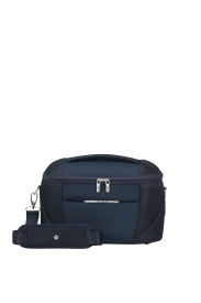 De Samsonite Re-Lite Schoonheidskoffer in Midnight Blue, modelnummer 154963-1549, is een stijlvol en functioneel accessoire. Deze beautycase behoort tot de categorie reisbagage-accessoires en is specifiek ontworpen voor cosmetica. Draag hem comfortabel dankzij de verstelbare schouderriem of handvat. Ideaal voor georganiseerd reizen met al je schoonheidsproducten. Perfecte metgezel voor onderweg!
Hoofdmateriaal buitenkant
Polyester. 100% van het gewicht van de buitenste stof en de voering aan de binnenkant zijn gemaakt met gerecycleerde petflessen.

Afmetingen
25 x 34 x 21 cm
Volume
15 L
Gewicht
0.6 kg