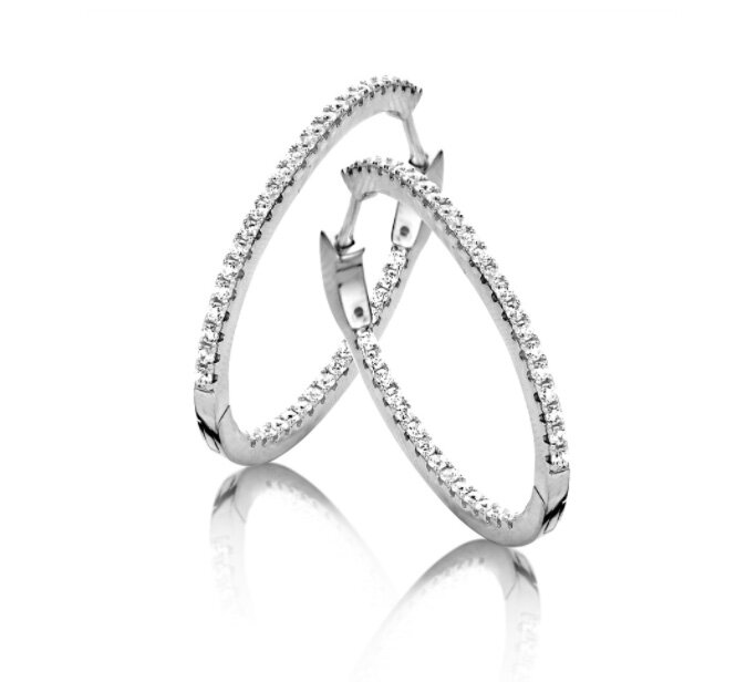 Alle Silver Rose juwelen zijn vervaardigd in 925 sterling zilver, gerhodineerd of met 18kt pleet goud verguld.  
Silver Rose werkt enkel met  AAAAA+  zirkonen met het oog op een optimale afwerking en onovertroffen edelsteenzetting ! 

Deze Silver Rose creolen EA6133W zijn ovaal en zijn gemakkelij aan te doen dankzij hun scharniersysteem. De fijne oorbellen hebben een hoge afwerkingsgraad en zijn professioneel gezet met zirconia voraan maar ook aan de binnenkant van het achterste gedeelte ! Dit zorgt voor een extra stralende touch !
Afmetingen ovaal: buitendiameter: 32 mm en 26 mm . Dikte oorbel: 1,95 mm

Alle Silver Rose juwelen wordan geleverd in een mooie verpakking