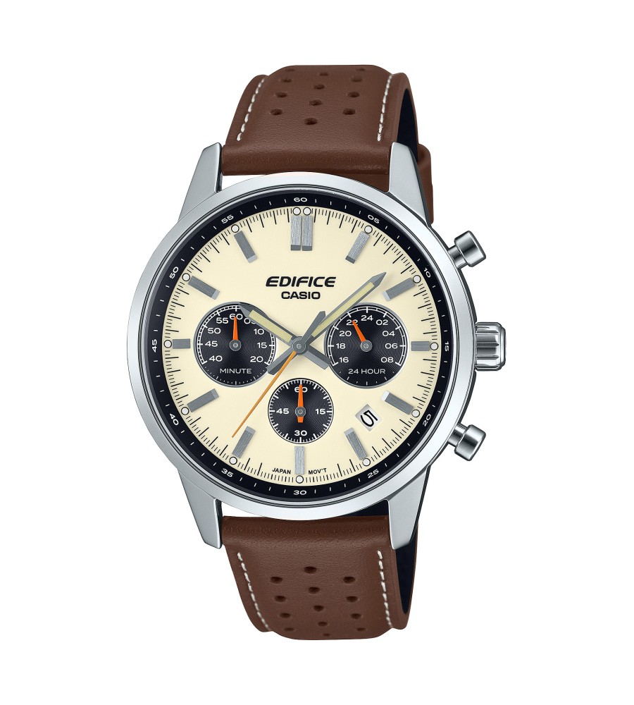 De EDIFICE chronograaf is geïnspireerd op de bolle glazen meters van de klassieke sportwagen.

De tweekleurige wijzerplaat heeft contrasterende kleuren voor de hoofd- en tussen wijzerplaten en doet denken aan het instrumentenpaneel van een klassieke sportwagen. 

Details zoals het bolle, gewelfde horlogeglas, de roestvrijstalen kast met smalle lunette en de drukknoppen ronden het ontwerp af met aloude stijl.