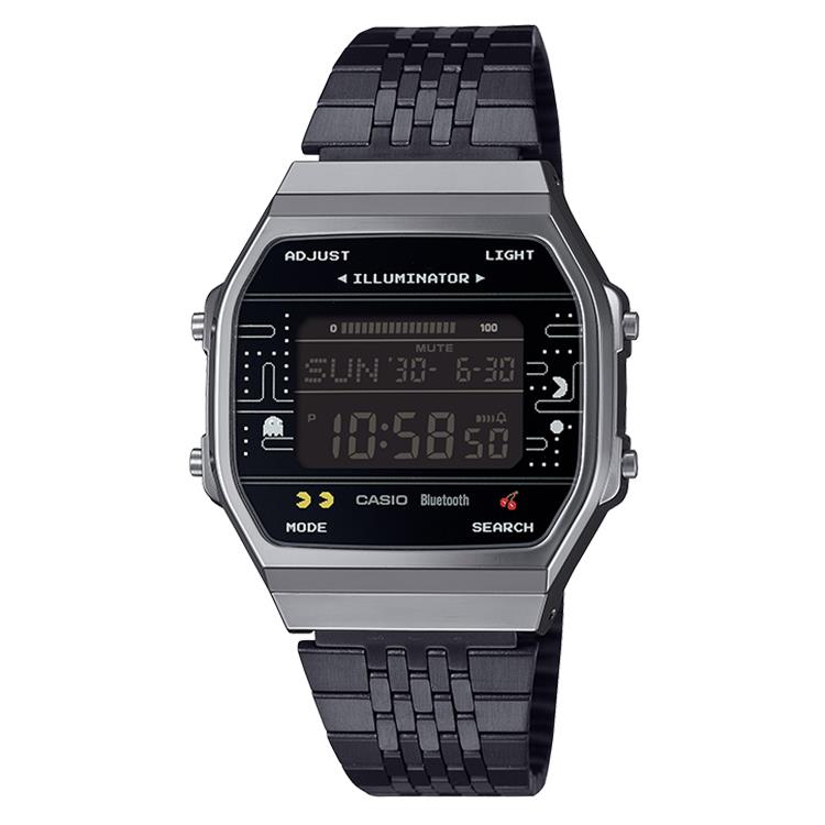 We presenteren een hele collectie speciale samenwerkingen om dit jaar 50 jaar Casio-horloges te vieren en je klaar te stomen voor de 45e verjaardag van PAC-MAN volgend jaar. Met speelse ontwerpen en een nostalgisch tintje brengt deze line-up de wereld van PAC-MAN, het immer populaire spel van Namco Bandai Entertainment, tot leven.
De wijzerplaat van het horloge is zo ontworpen dat het doet denken aan een spelstadium met de bekende personages die door het doolhof rennen. De zwarte basis doet denken aan het monochrome gamescherm, met alleen de PAC-MAN en kersen in kleur voor een extra speels tintje. Het klepje van de sluiting is gegraveerd met het woord "PAC-MAN" en op de achterkant van de horlogekast staan de letters en het PAC-MAN-logo. Wordt geleverd in speciale verpakking met bijpassend monochroom gameschermontwerp.
Dit horloge is niet alleen speels, het zit ook boordevol functies. Met de smartphone-koppeling via Bluetooth&reg; wordt de tijd automatisch gecorrigeerd en kunnen verschillende horlogefuncties van de app eenvoudig worden geconfigureerd. Zet het aantal stappen en andere gegevens die op het horloge worden bijgehouden over en bekijk deze op je telefoon. Gebruik het logboek met leefgegevens om je gezondheid elke dag te beheren.

PAC-MAN&trade;& &copy;Bandai Namco Entertainment Inc.