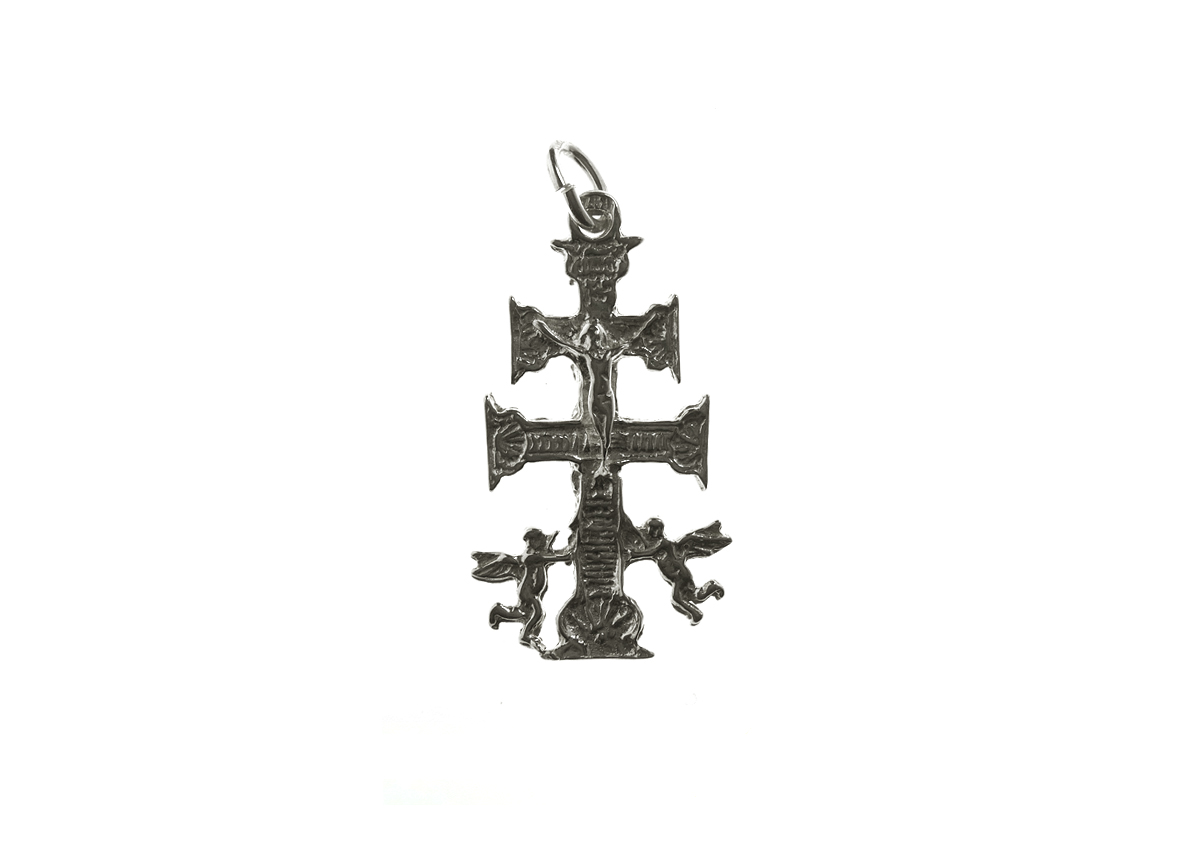 Zilveren hanger met aan twee zijde een afbeelding.