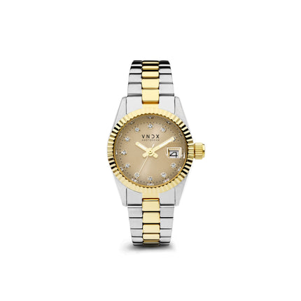 De VNDX Horloge Dare Devil XS MT43002-04 is een stijlvolle dameshorloge met een roestvrijstalen kast van 26 mm in goud en zilver. Het horloge heeft een beige wijzerplaat met decoratieve diamanten, een mineraalglas en een quartz uurwerk. Waterbestendig tot 5 ATM en geschikt voor dagelijks gebruik. Ideaal voor elke chique gelegenheid. Draag met casual of formele outfits.