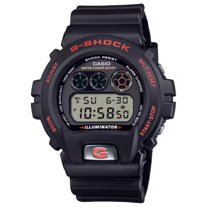 Zelfverzekerd, stoer, klaar voor alles - Maak een gedurfd statement met de 30e jubileumlijn van de immer populaire 6900-lijn, een van de iconische G-SHOCK stijlen.

De DW-6900TR, gekleed in het zwart van de DW-6900H - het eerste model in kleurvariatie in de 6900-lijn - is een eerbetoon aan de geschiedenis van de lijn van diverse evoluties, helemaal terug naar 1995.

We richten de schijnwerpers op de iconische 6900 fronttoets, nu van metaal met een "G" geëtst in het spiegelgladde oppervlak voor een krachtig gevoel van aanwezigheid, midden in de klassieke ronde vorm. Druk op de lichtknop om de achtergrondverlichting te activeren en de woorden "SINCE 1995" verschijnen op het LCD-scherm. Het "SHOCK RESIST"-logo dat op de achterkant van de kast is gegraveerd, wordt omringd door 30 sterren ter herinnering aan 30 jaar 6900. 

De belangrijkste harscomponenten die zijn toegepast in de kast, de band en meer zijn gemaakt met hars van biologische oorsprong om de impact op het milieu te verminderen.

De speciale verpakking is voorzien van een "G"-symbool als knipoog naar het verpakkingsontwerp dat werd gebruikt voor de DW-6900H. Elk horloge wordt geleverd in een speciale verpakking met een van de drie kleuren waarin de horloges worden aangeboden: rood, geel of zwart.

Al deze details komen samen in een zeer speciaal ontwerp dat het jubileumjaar van de 6900 lijn waardig is.