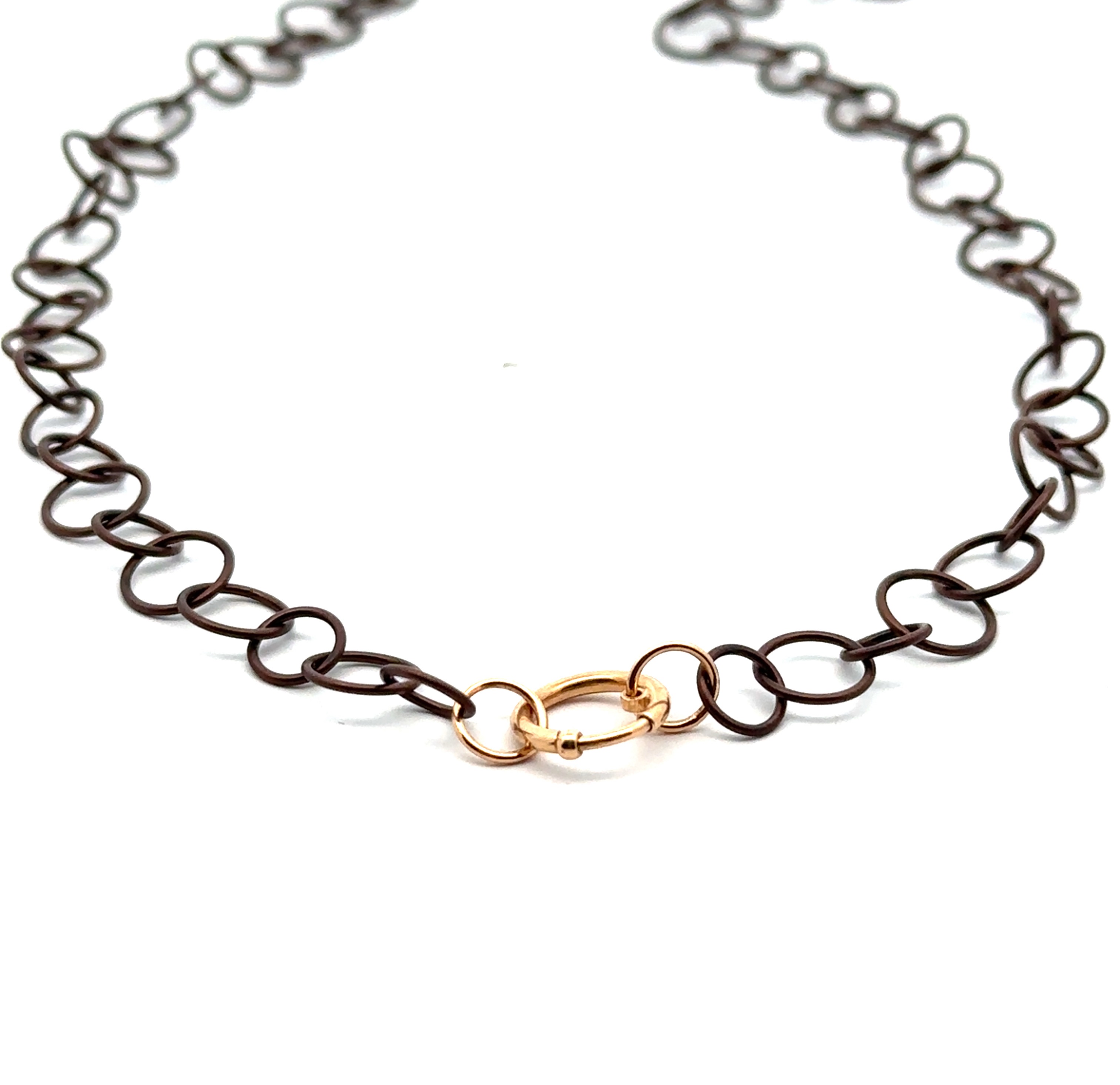 Die Loops-Kette 9-7-0,8mm/50cm in Braun aus Edelstahl verfügt über einen Federring von 10mm. Das Modell 2574350-21 enthält 0,74g Feingold mit einer Option zur Verlängerung . Diese elegante Halskette ist ideal für den täglichen Gebrauch oder besondere Anlässe geeignet. Tragen Sie sie alleine oder kombinieren Sie sie mit anderen Schmuckstücken.