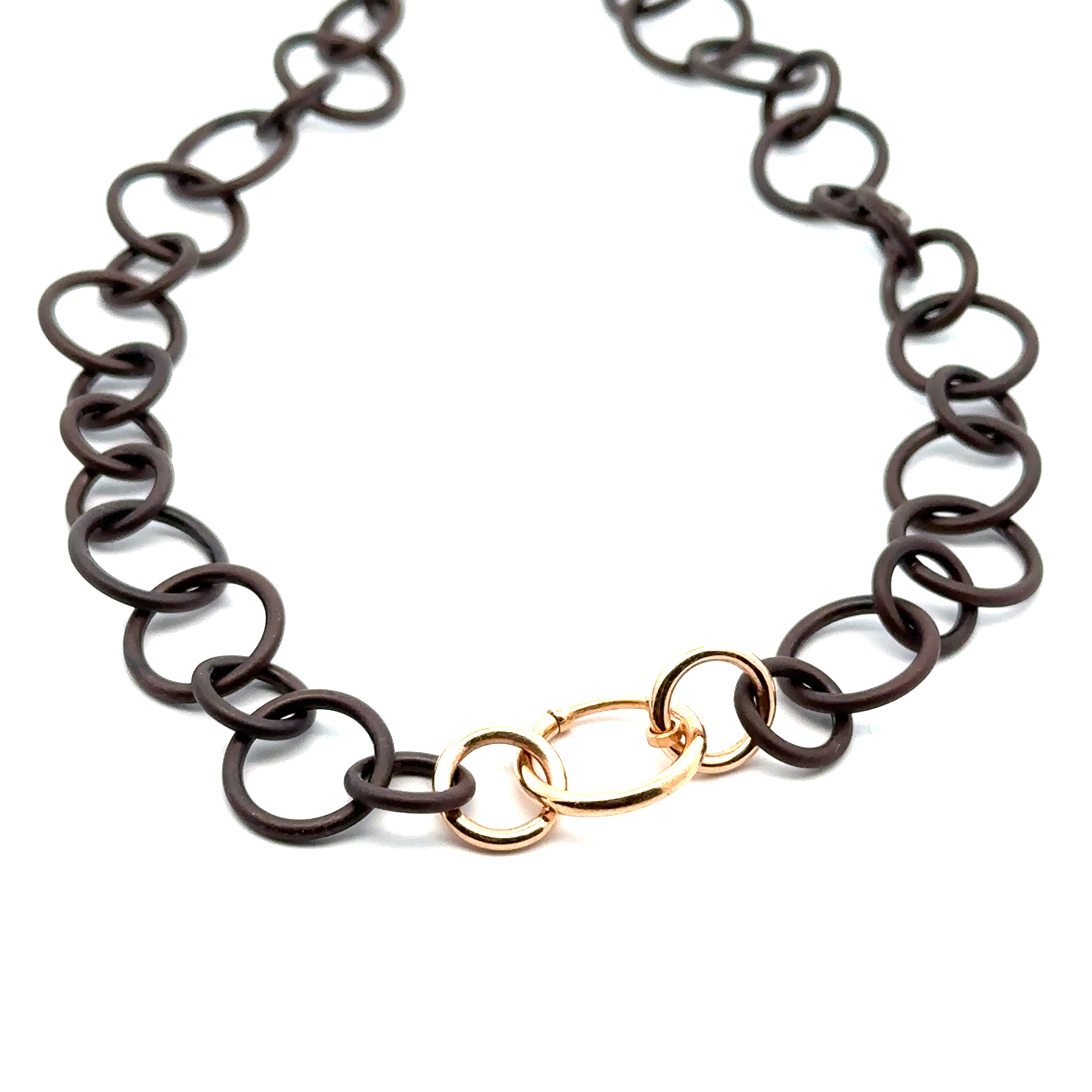 Produktmerkmale der Loops-Kette: Länge 60 cm, brauner Stahl, Federring 16,5 mm, 750er Rotgoldanteile, Feingold: 3,23 g. Diese Halskette ist ein elegantes Schmuckstück, das sich ideal für den täglichen Gebrauch oder besondere Anlässe eignet. Tragen Sie sie allein oder kombinieren Sie sie mit anderen Ketten für einen modernen Layering-Look. Modellnummer: 2668351-21. 