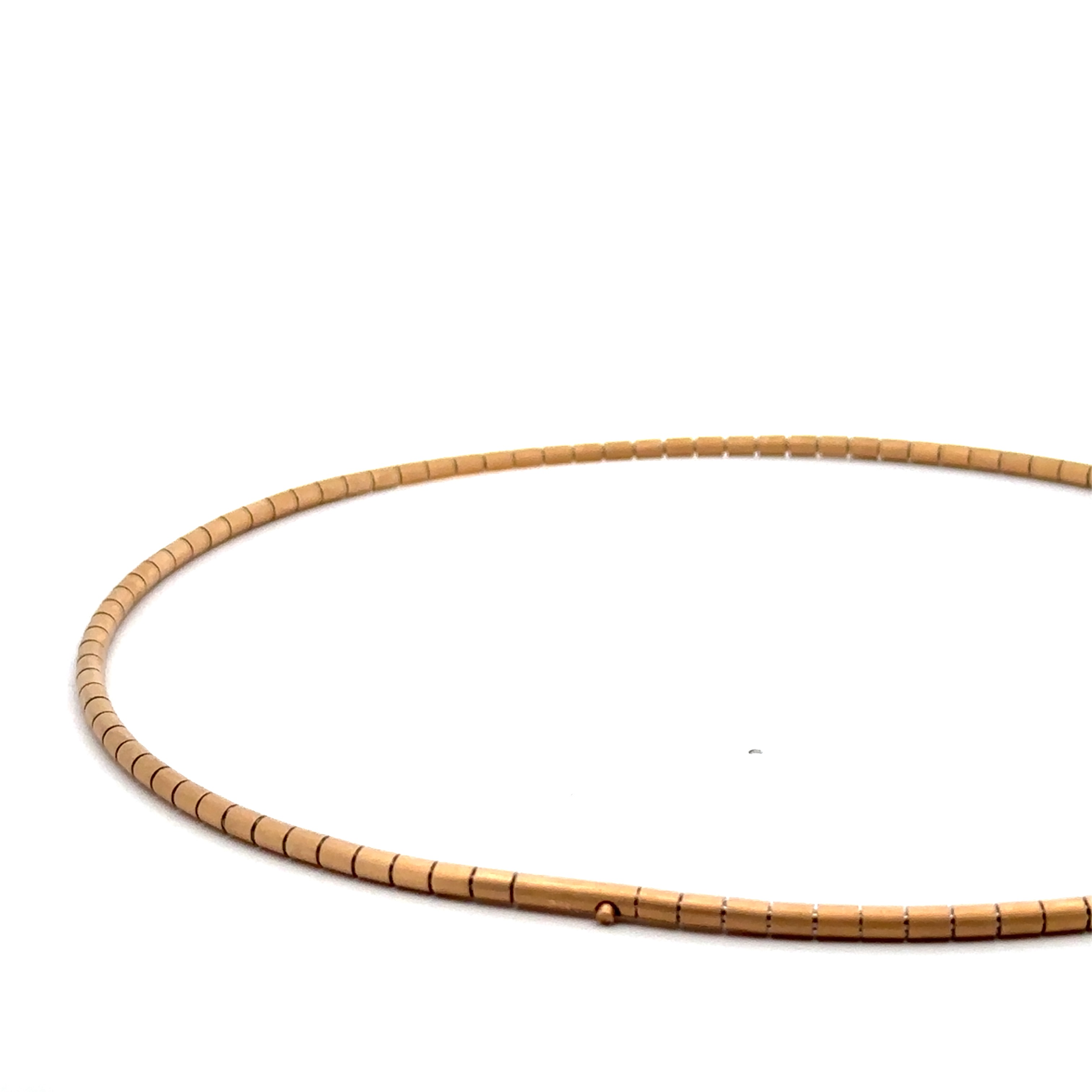 Die Kette 3,2mm, Modellnummer 2883050-18, besteht aus 750-Rosé-Gold mit einem Edelstahlkern und wiegt 12,31 g. Sie hat eine Länge von 48 cm. Diese elegante Halskette kann ideal alleine getragen werden oder in Kombination mit einem Anhänger, um Ihren Look zu vervollständigen. Perfekt für jeden Anlass.