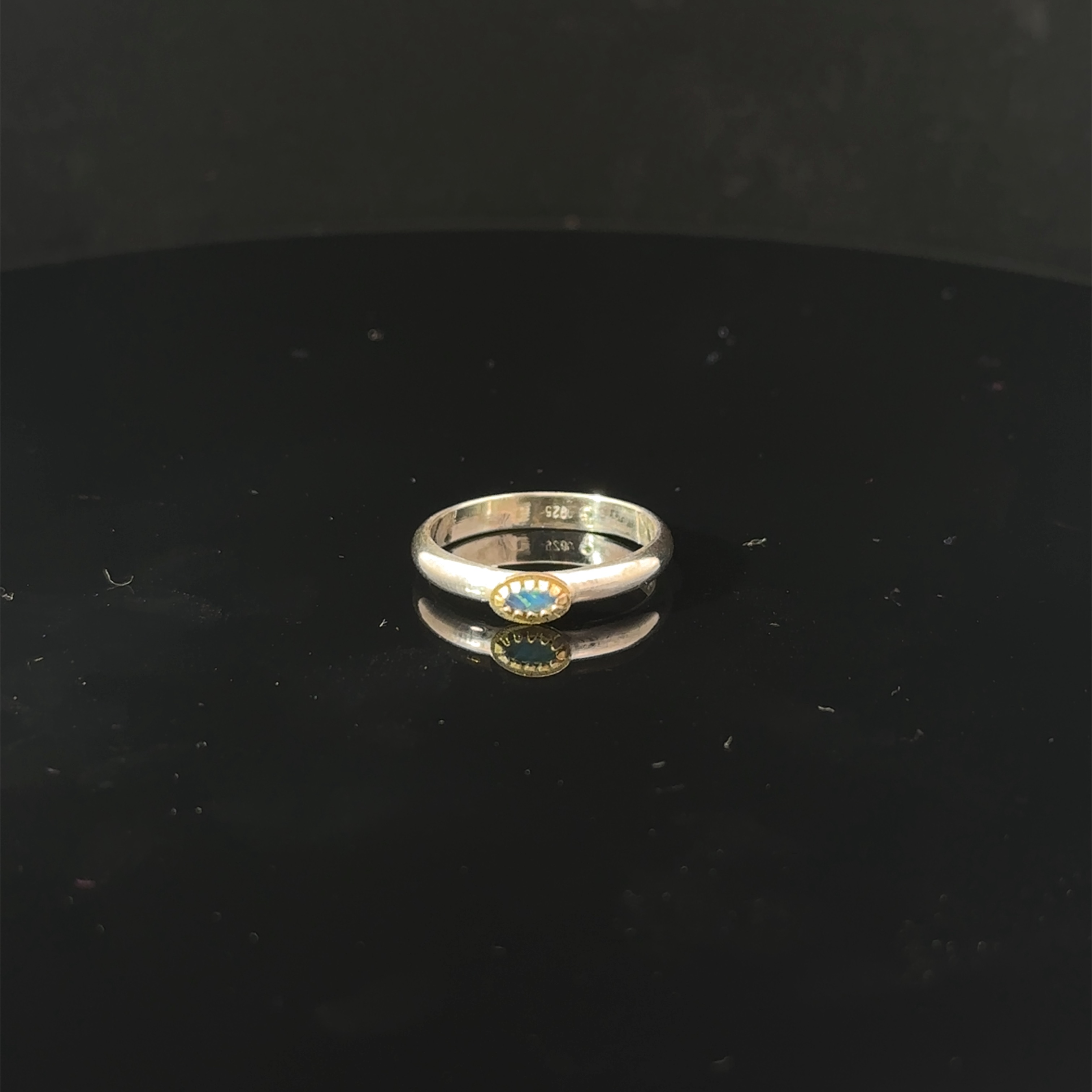 Der Ring Schiene halbrund, Fassung G. 750 Utopia oval, echt Opal ist ein elegantes Schmuckstück. Er gehört zur Kategorie Schmuck und ist ein Ringtyp. Tragen Sie ihn als eleganten Hingucker zu festlichen Anlässen oder um Ihrem Alltagsoutfit einen Hauch von Luxus zu verleihen.