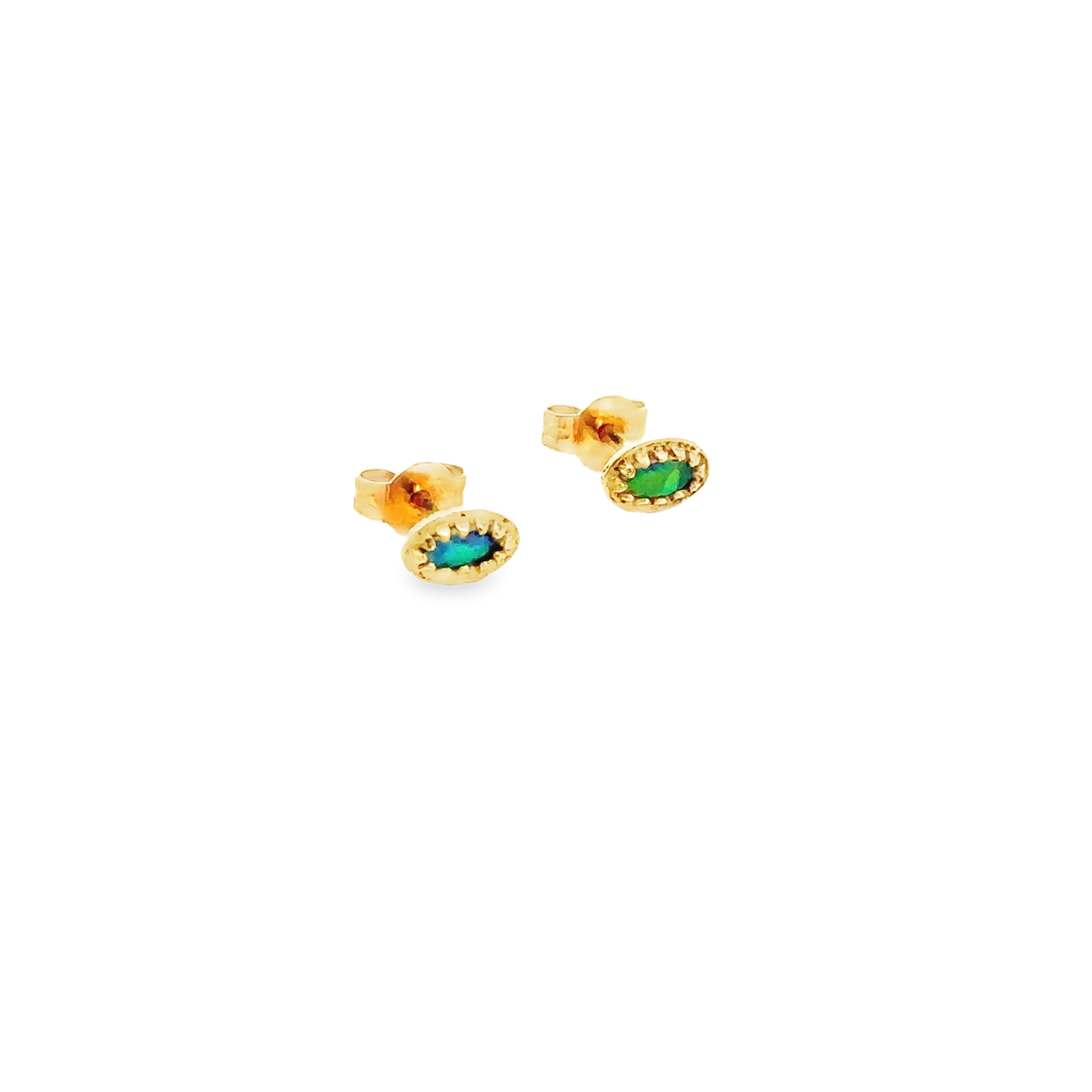 Diese eleganten Opal-Ohrstecker verleihen jedem Outfit einen Hauch von Raffinesse. Am besten zu formellen oder festlichen Anlässen tragen, um den glamourösen Glanz der Opale zu betonen. Perfekt für Abendveranstaltungen oder stilvolle Dinners.