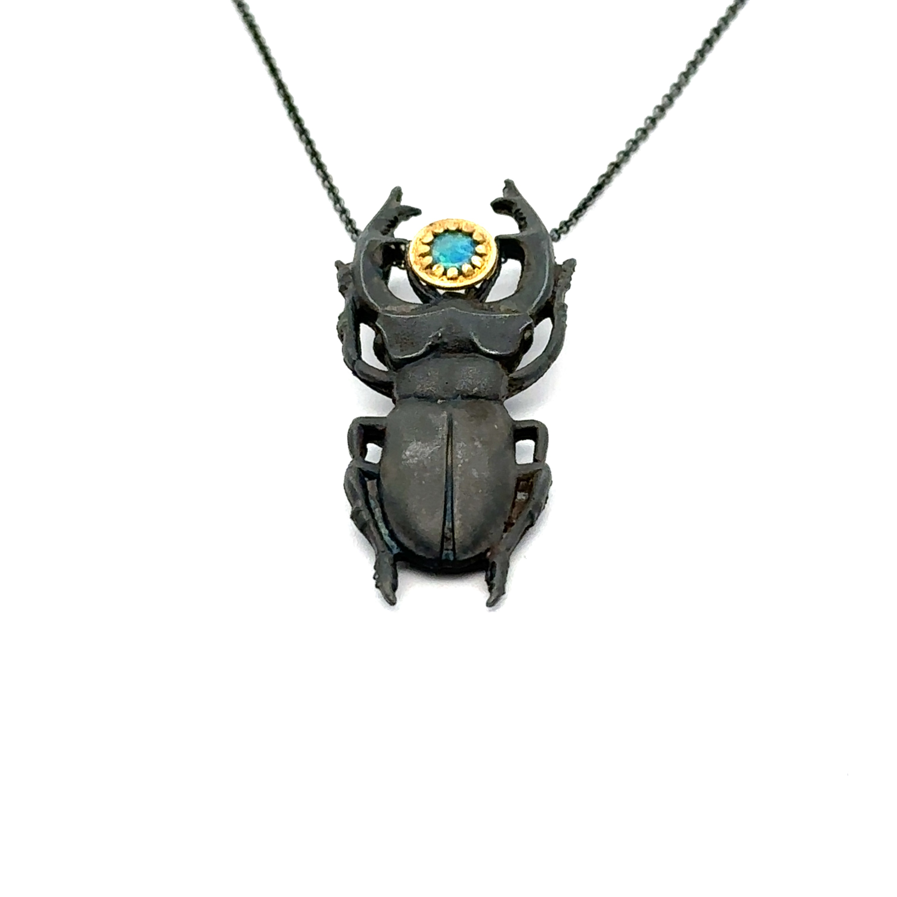 Der Anhänger  Hirschkäfer in  Gold 750 und oxydiertem Silber ist ein elegantes Schmuckstück mit einem echten Opal und oxidierter Oberfläche. Er wird mit einer Kette geliefert. Tragen Sie es besten Stil bei eleganten Anlässen oder als Highlight zu lässigen Outfits, um ein modisches Statement zu setzen.
