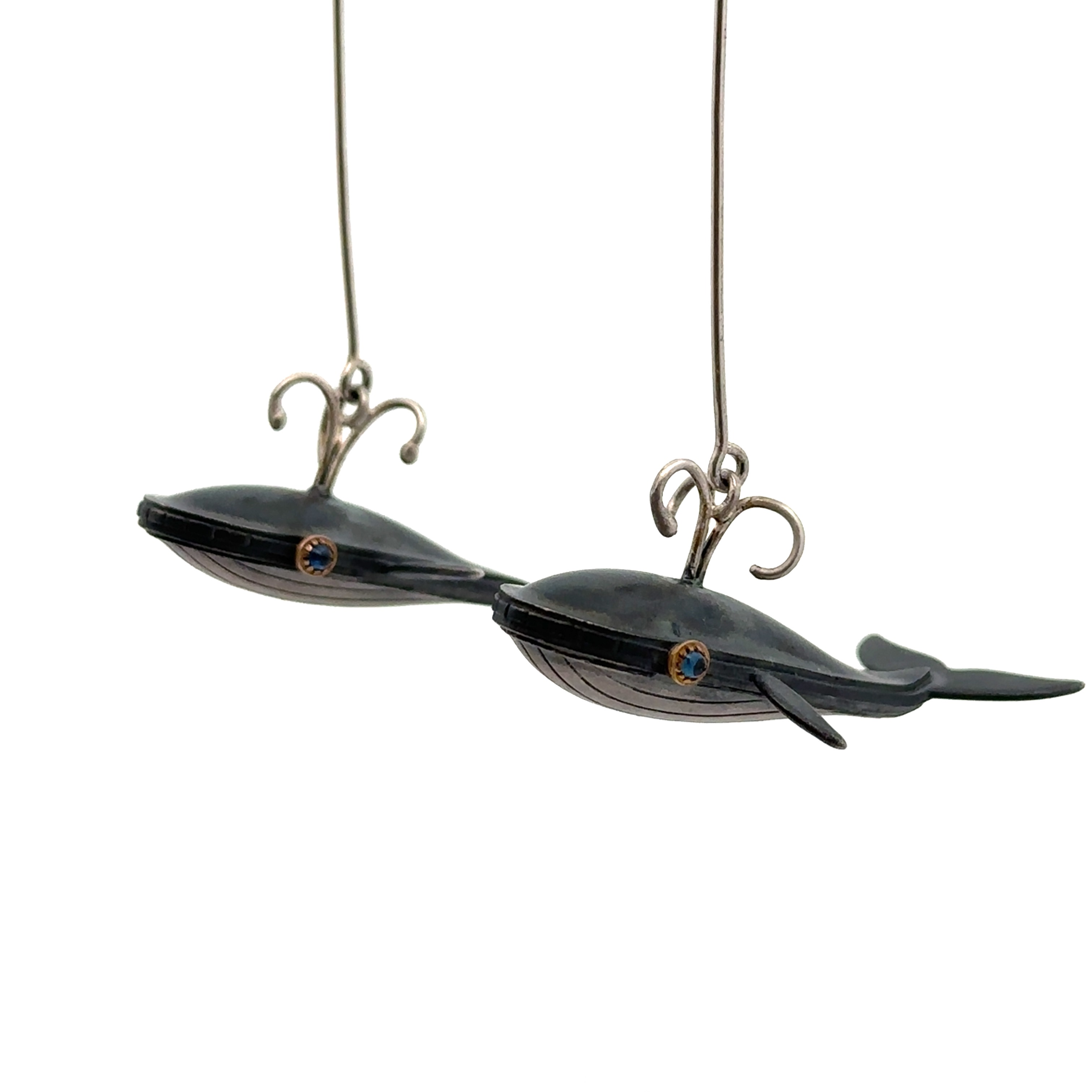 Die Ohrhänger "Wal" in Silber, oxidiert, sind elegante Anhänger-Ohrringe, die durch ihr einzigartiges Design auffallen. Diese Schmuckstücke passen ideal zu formellen und lässigen Outfits und verleihen jedem Look eine maritime Note. Am besten tragen Sie sie zu hochgestecktem Haar, um das charmante Design zur Geltung zu bringen. Perfekt für modebewusste Damen.