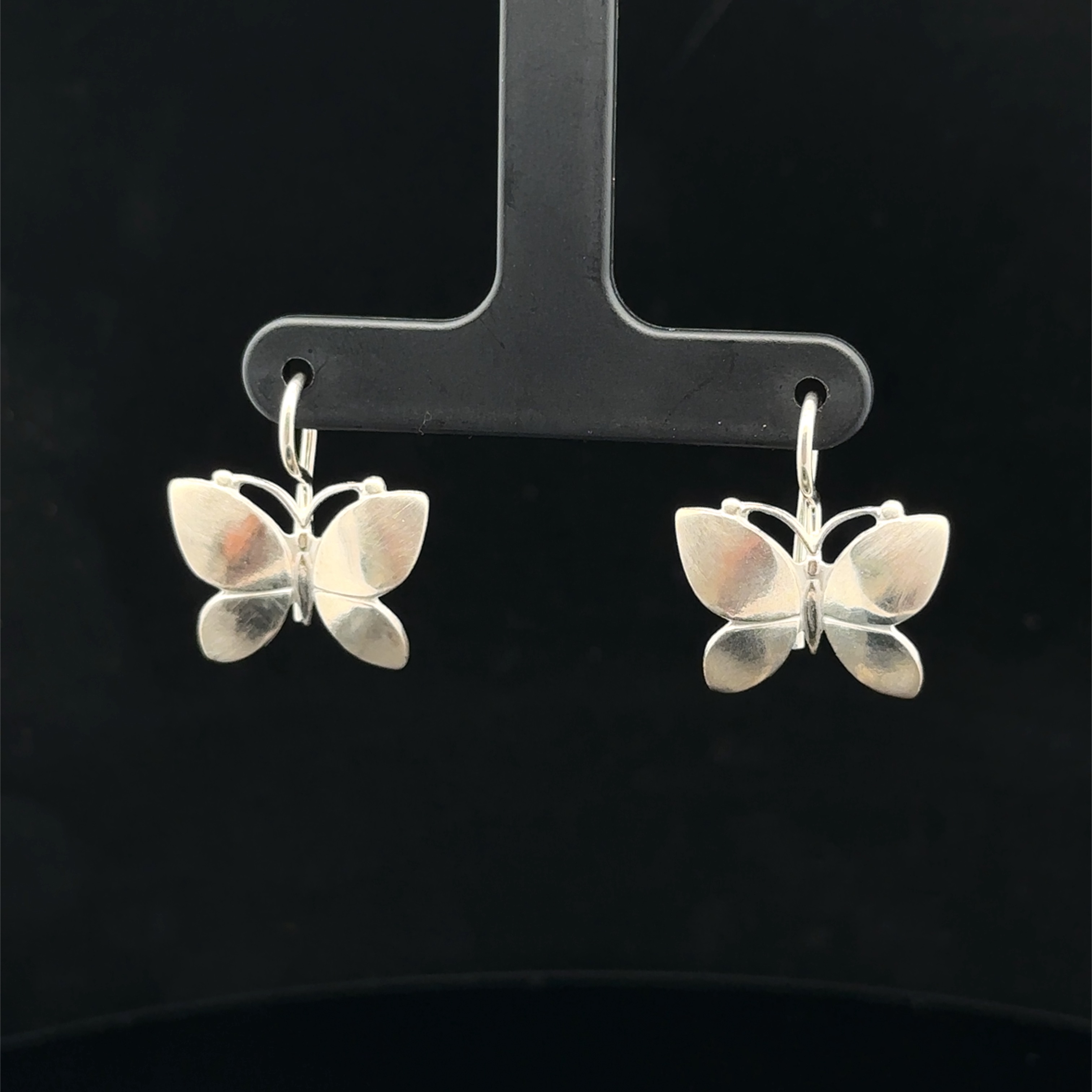 Produktmerkmale des Pr. Ohg. Schmetterling umfassen ein elegantes Design aus Emaille. Kategorie: Schmuck, Schmucktyp: Anhänger-Ohrringe. Beste Trageweise: Kombinieren Sie diese Ohrringe für besondere Anlässe und mit hochgestecktem Haar, um die Ohrringe optimal zur Geltung zu bringen. Preis: 277,-€. Perfekt für ein stilvolles Auftreten.