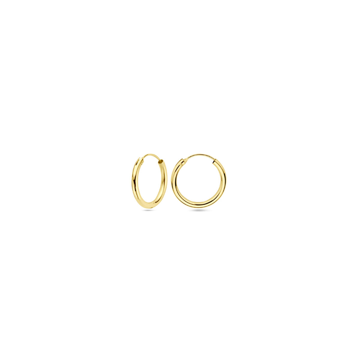 Deze prachtige gouden oorbellen zijn een echte eyecatcher! Ze hebben een uniek ontwerp met delicate details die zorgen voor een elegante uitstraling. Perfect om elke outfit compleet te maken, of het nu voor een speciale gelegenheid is of gewoon voor dagelijks gebruik. Draag ze met je haar opgestoken voor een verfijnde look of met je haar los voor een meer casual vibe. Je zult stralen met deze oorbellen!