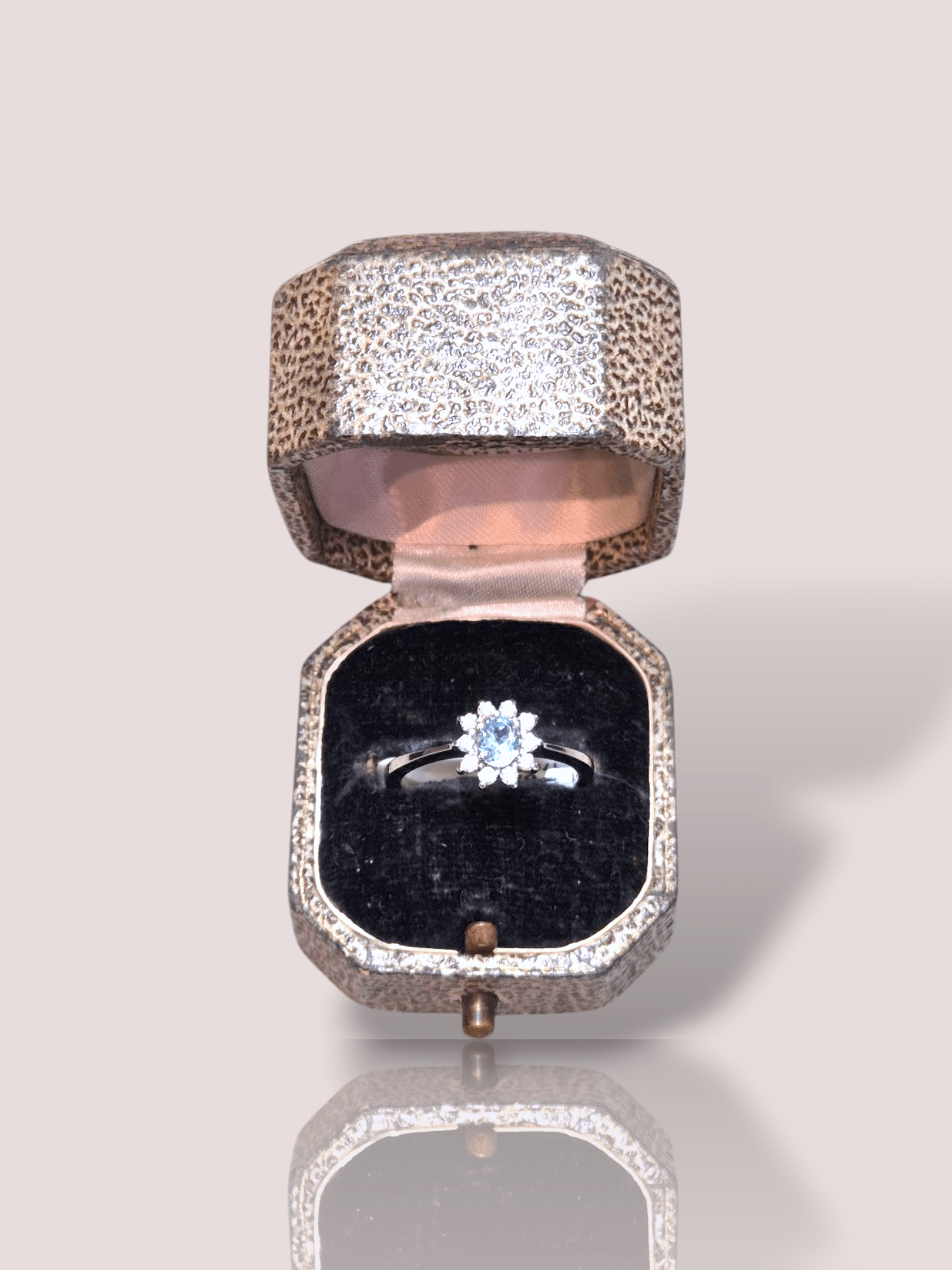 Deze prachtige vintage 14k witgouden ring is versierd met een sky blue topaas steen en een fonkelende diamant. De ring straalt klassieke elegantie uit en is perfect voor zowel alledaagse als speciale gelegenheden. Draag deze ring alleen of combineer hem met andere sieraden voor een verfijnde look. Een tijdloos stuk dat zeker de aandacht zal trekken.

De ring is 9 bij 8 mm en kan desgewenst op maat gemaakt worden.