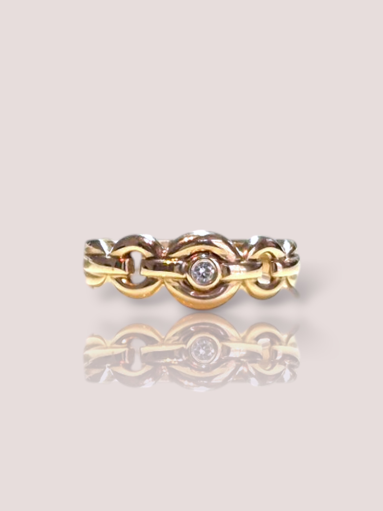 Deze vintage 14k geel gouden fantasie ring is subtiel versierd met een schitterende diamant. De ring is tijdloos en elegant en perfect voor elke gelegenheid. Draag deze ring als een statement stuk op zichzelf of combineer het met andere gouden sieraden voor een elegante look. Een prachtige toevoeging aan je sieradencollectie!

De ring heeft een prachtige briljant geslepen diamant van 0,05ct. Deze ring kan eventueel op maat gemaakt worden.