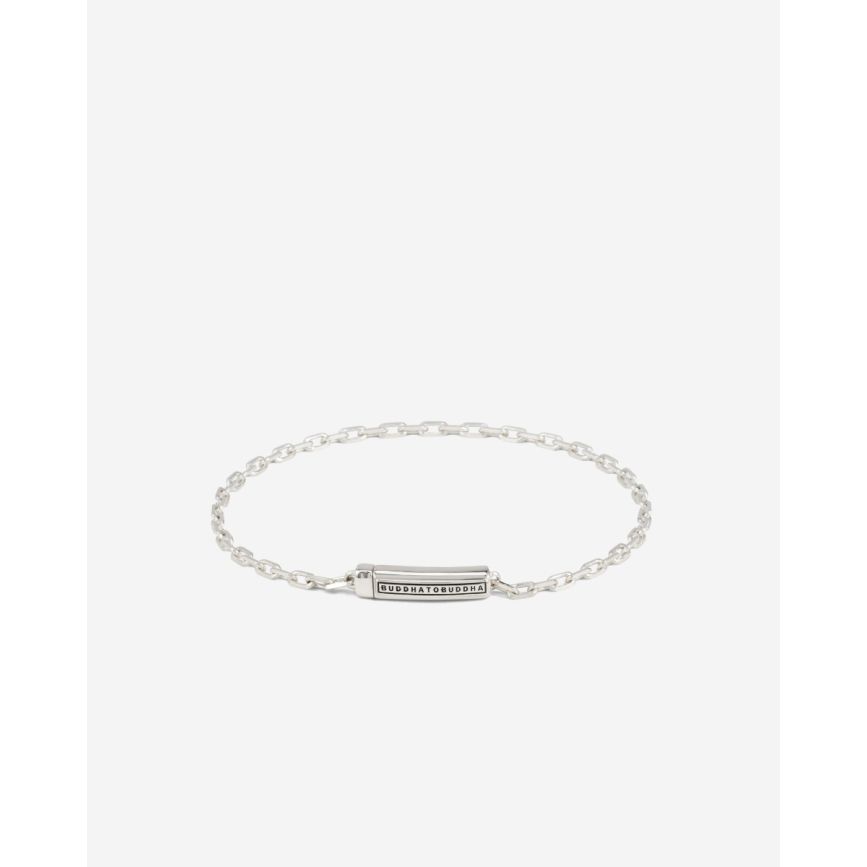 De Armband Permanent Link is een krachtig symbool van eeuwige toewijding en onbreekbare verbinding. Eenmaal om, blijft deze armband voor altijd bij je en symboliseert hij oneindige vriendschap of liefde. Het nauwkeurig vervaardigde slot zorgt ervoor dat je voor altijd verbonden bent met degene die je dit betekenisvolle sieraad heeft gegeven. Handgemaakt in Zuidoost-Azië van hoogwaardig gerecycled 925 sterling zilver, staat deze tijdloze armband voor loyaliteit en de diepe verbindingen die we in het leven vormen. Let op: Het slot van deze armband is zorgvuldig ontworpen zodat het stevig vergrendeld blijft zitten zodra het gesloten is. Alleen wanneer je volledig zeker bent van je aankoop, kun je de armband veilig sluiten. In noodgevallen of voor medische doeleinden is het slot gemakkelijk te openen door het kleine gaatje in het slot van de armband met een pinnetje in te drukken, zoals een veiligheidsspeld of simkaartpin. We adviseren echter om de armband niet vaak af te doen, aangezien herhaaldelijk openen het slot kan beschadigen.