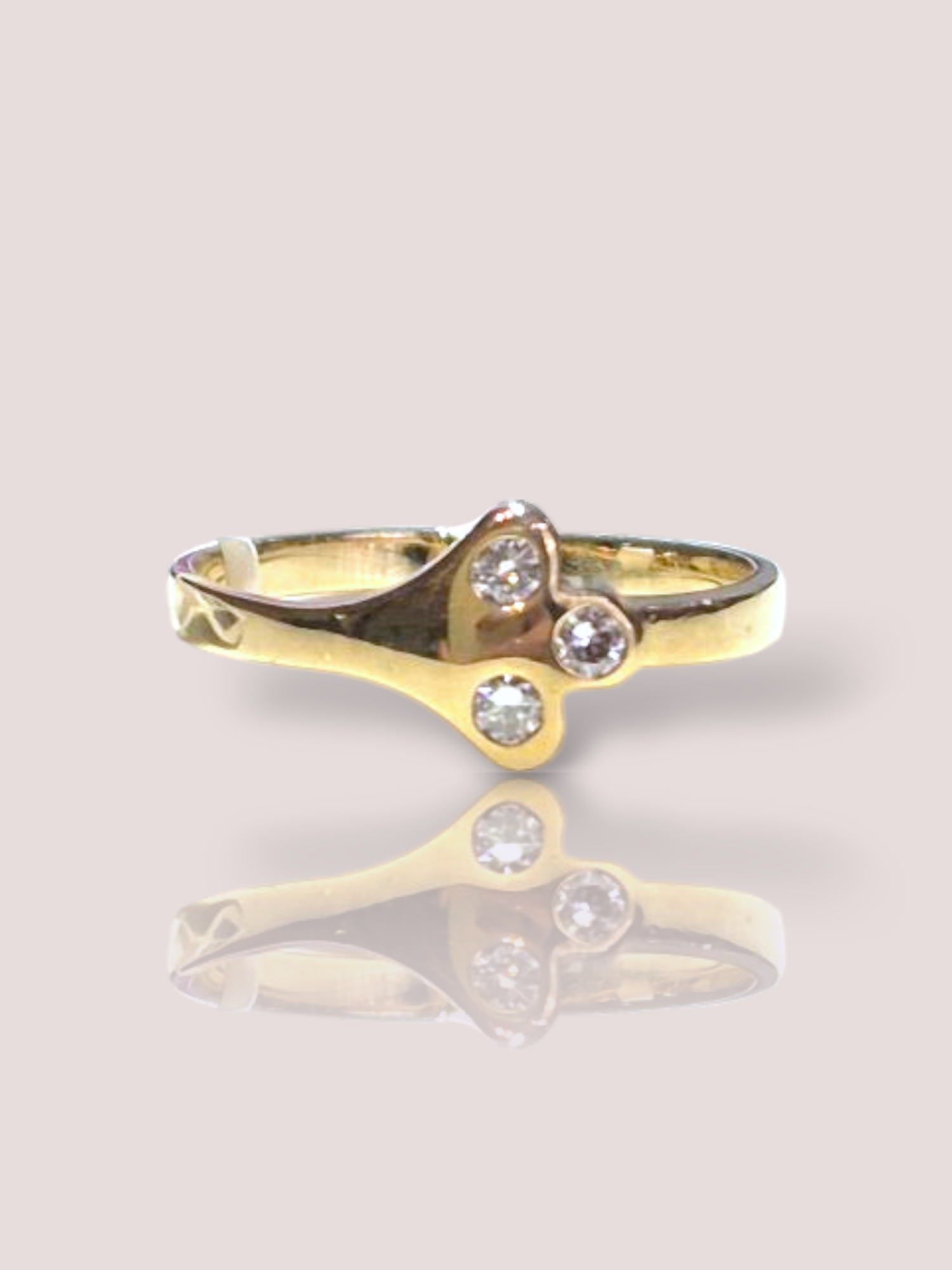 Deze prachtige vintage 14k geelgouden ring is voorzien van drie schitterende diamanten. De ring is tijdloos en elegant, perfect voor elke gelegenheid. Draag hem alleen voor een subtiele touch of combineer hem met andere ringen voor een meer gedurfde look. Deze ring zal zeker een eyecatcher zijn en een aanvulling zijn op elke sieradencollectie.

De ring kan eventueel op naar een andere maat vermaakt worden.