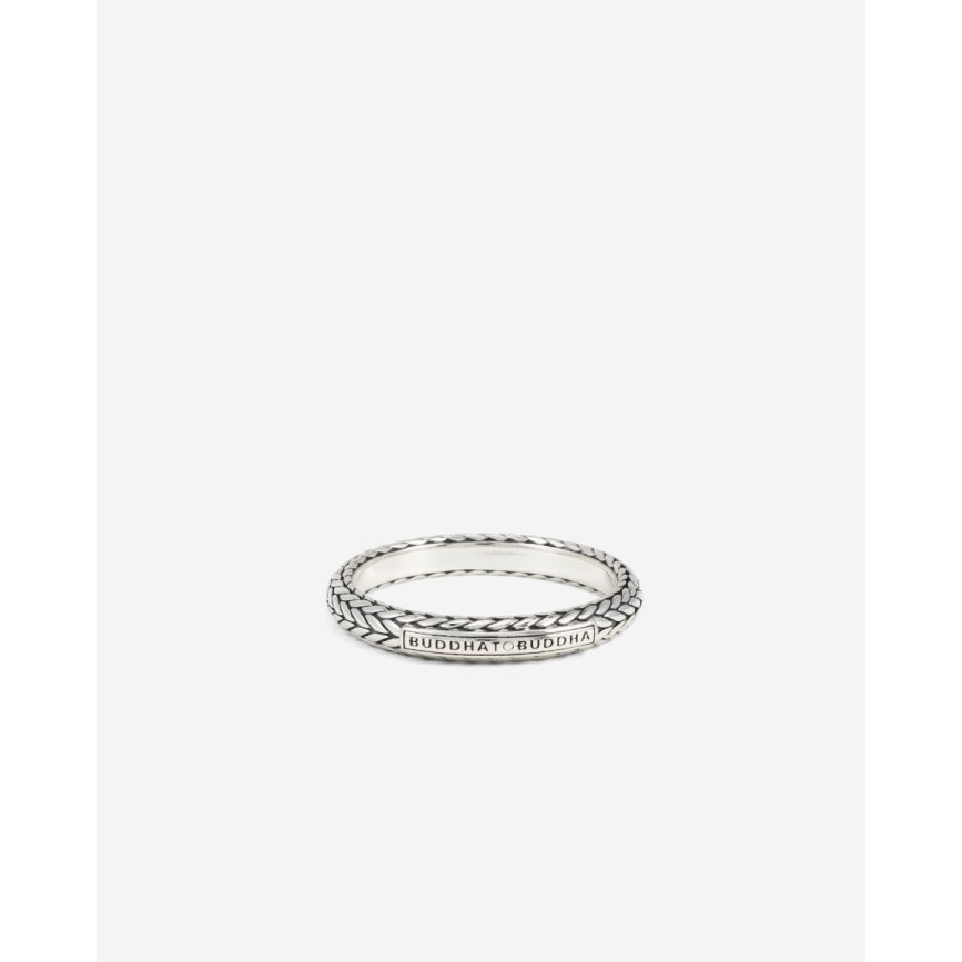 De Ring Ellen XS combineert verfijnd vakmanschap met de mogelijkheid tot persoonlijke expressie. Met de iconische Ellen-weeftechniek is deze verfijnde ring handgemaakt van premium gerecycled 925 sterling zilver en biedt hij een tijdloze schoonheid. Wat dit sieraad echt bijzonder maakt, is de optie om een persoonlijke boodschap aan de binnenkant te graveren. Of het nu gaat om een dierbaar moment, eerbetoon aan een geliefde, of het dragen van een betekenisvolle herinnering, deze ring wordt een uniek aandenken dat net zo bijzonder is als jouw verhaal.