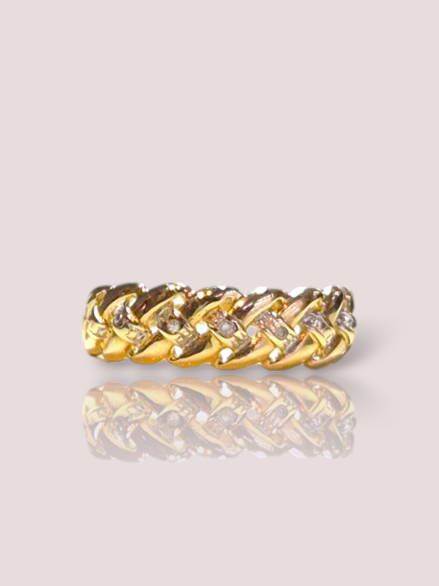 Deze prachtige vintage 14k geel gouden ring is voorzien van 3 briljant geslepen diamantjes. De ring straalt elegantie en tijdloze schoonheid uit en is perfect voor speciale gelegenheden. Draag deze ring alleen of combineer met andere gouden sieraden voor een luxe uitstraling. Voeg deze unieke ring toe aan je collectie en laat je stralen.

De ring is 5 mm breed.