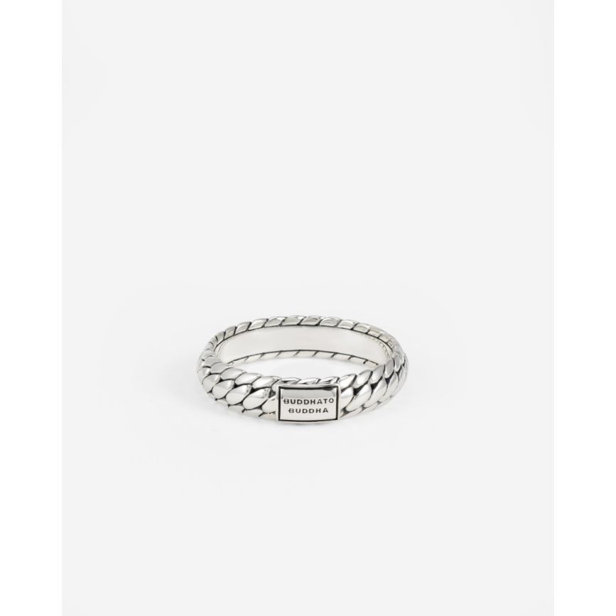 De Ring Ben XS is de zilveren versie van onze populaire Ben Gold Ring. Met de iconische Ben-schakel is deze ring een symbool van kracht en moed, handgemaakt met passie en zorg in Zuidoost-Azië. Wat deze ring uniek maakt, is de mogelijkheid om een persoonlijke gravure toe te voegen, waarmee je een speciaal moment, persoon of herinnering kunt vereeuwigen. Maak deze ring uniek en draag die betekenisvolle verbinding voor altijd bij je.