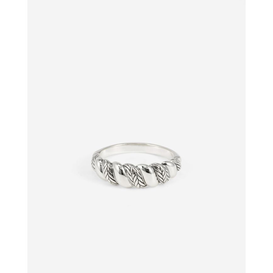 Geïnspireerd door de schoonheid van de natuur, symboliseert de Ring Ellen Spiraal Gradient creativiteit en energie met zijn unieke, draaiende ontwerp. Dit eigentijdse sieraad combineert textuurelementen van het iconische Ellen-weefpatroon met gepolijste details, wat een dynamisch contrast oplevert dat zowel schoonheid als kracht weerspiegelt. Het spiraalontwerp, bekend om zijn talismanische eigenschappen, staat voor groei en beweging, wat deze ring meer maakt dan alleen een statement—het is een betekenisvolle aanvulling op jouw sieradencollectie. Gemaakt van duurzaam gerecycled 925 sterling zilver en handgemaakt in Zuidoost-Azië, belichaamt de ring een mix van modern vakmanschap en tijdloze symboliek. Combineer het met de bijpassende hanger en oorbellen uit de Ellen Spiraal collectie en vier de kracht van creativiteit en verbinding.