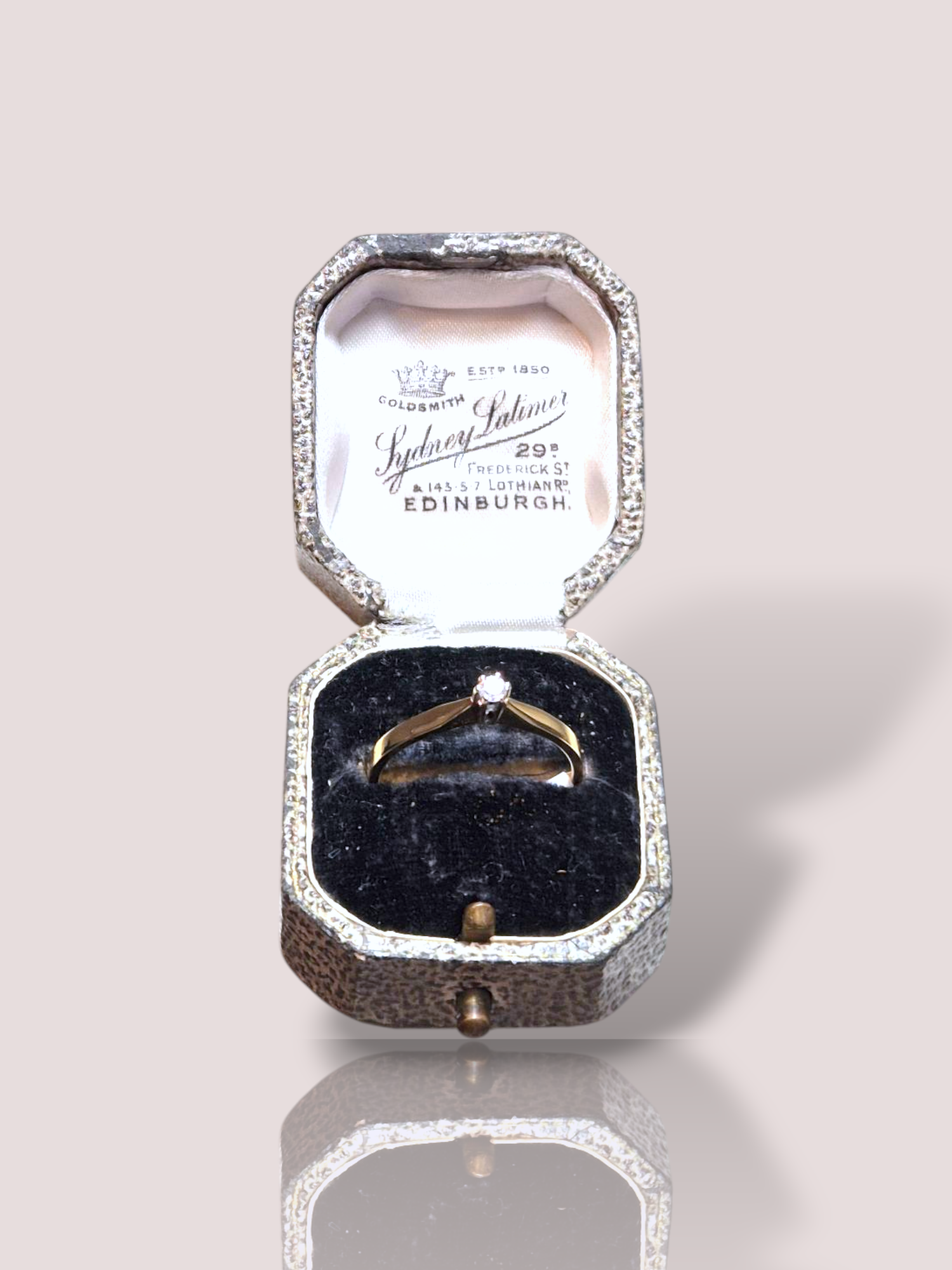 Deze prachtige vintage 18k geel gouden solitair ring is voorzien van een 0,10 ct diamant, wat voor een subtiele en elegante uitstraling zorgt. De ring is perfect om dagelijks te dragen of als toevoeging aan een speciale gelegenheid. Draag hem alleen voor een klassieke look, of combineer met andere ringen voor een trendy uitstraling. Een tijdloos stuk dat elke outfit compleet maakt.

De ring kan eventueel op maat gemaakt worden.