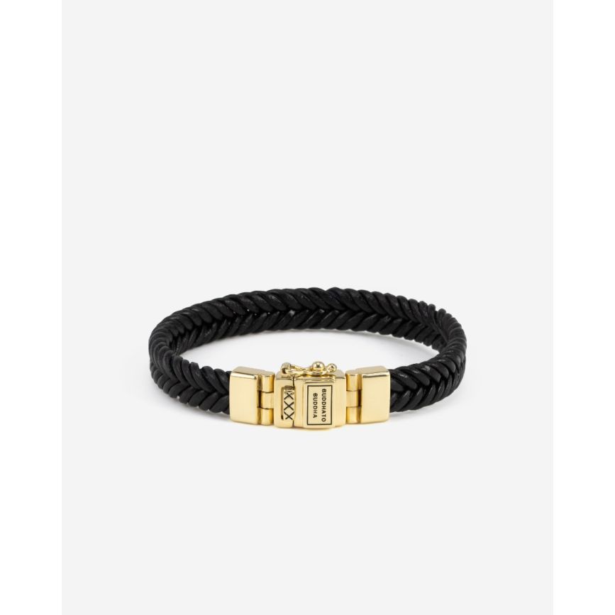 De armband Barbara Leer Zwart combineert puur vakmanschap met duurzame keuzes. Gemaakt van gerecycled zilver met een premium gold plating (3.0 micron dik). De plating is gemiddeld 5 maal dikker dan reguliere gold plated items. Voorzien van GRS-gecertificeerd gerecycled leer, biedt dit milieuvriendelijke sieraad een stijlvolle en duurzame uitstraling. De handgeweven armband is geïnspireerd op ons iconische Barbara-weefpatroon. Met het Global Recycled Standard (GRS)-certificaat garandeert deze armband dat het leer op verantwoorde wijze wordt verkregen en geproduceerd met aandacht voor milieu en sociale normen. Handgemaakt in Zuidoost-Azië, belichaamt het onze toewijding aan kwaliteit, vakmanschap en een groenere planeet. Deze bewuste en gedurfde armband is perfect voor elke gelegenheid.