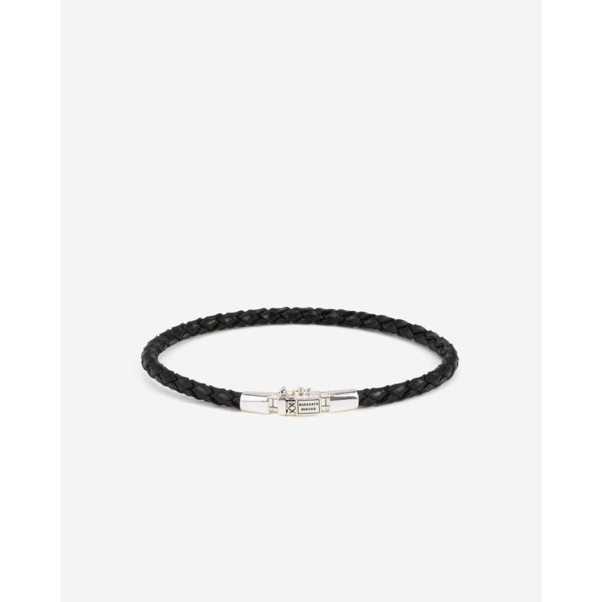 
Nieuw
George Mini Leren Armband Zwart

LWG Certified Leather / Recycled 925 sterling silver

€ 149,00
Product Opties:
Kies jouw Maat
Maattabel

In Winkelwagen
Gratis verzending & veilig retourneren
Veilig & gratis verzending vanaf 50 euro. 30 dagen retour en 12 maanden* garantie op je artikelen.

Duurzaam sieraad
Onze sieraden worden duurzaam gemaakt van gerecycled zilver en goud. Verpakt in 100% biologisch afbreekbare verpakkingen van (aardappel)zetmeel.

De armband George Mini Leer Zwart combineert puur vakmanschap met duurzame keuzes. Gemaakt van gerecycled 925 sterling zilver en GRS-gecertificeerd gerecycled leer, biedt dit milieuvriendelijke sieraad een stijlvolle en bewuste uitstraling. De handgeweven armband is geïnspireerd op het traditionele Balinese George-weefpatroon. Met het GRS-certificaat staat deze armband voor ethisch en duurzaam geproduceerd leer, waarbij zorg is besteed aan milieu en sociale normen. Handgemaakt in Zuidoost-Azië, belichaamt het vakmanschap en duurzaamheid.