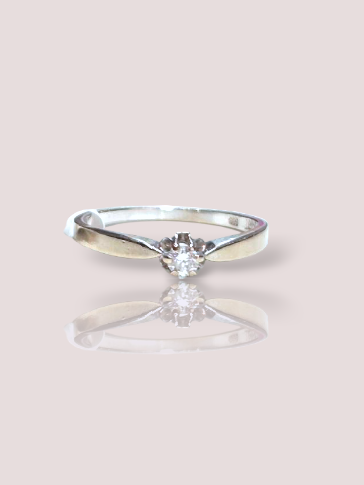 Deze prachtige vintage 14 karaat witgouden solitair ring is bezet met een schitterende diamant. De ring is eenvoudig en tijdloos, waardoor hij perfect past bij elke outfit en gelegenheid. Draag hem alleen als statement piece of combineer hem met andere ringen voor een gelaagde look. Een klassiek en elegant sieraad dat niet mag ontbreken in jouw collectie.

De ring kan eventueel op maat vermaakt worden.