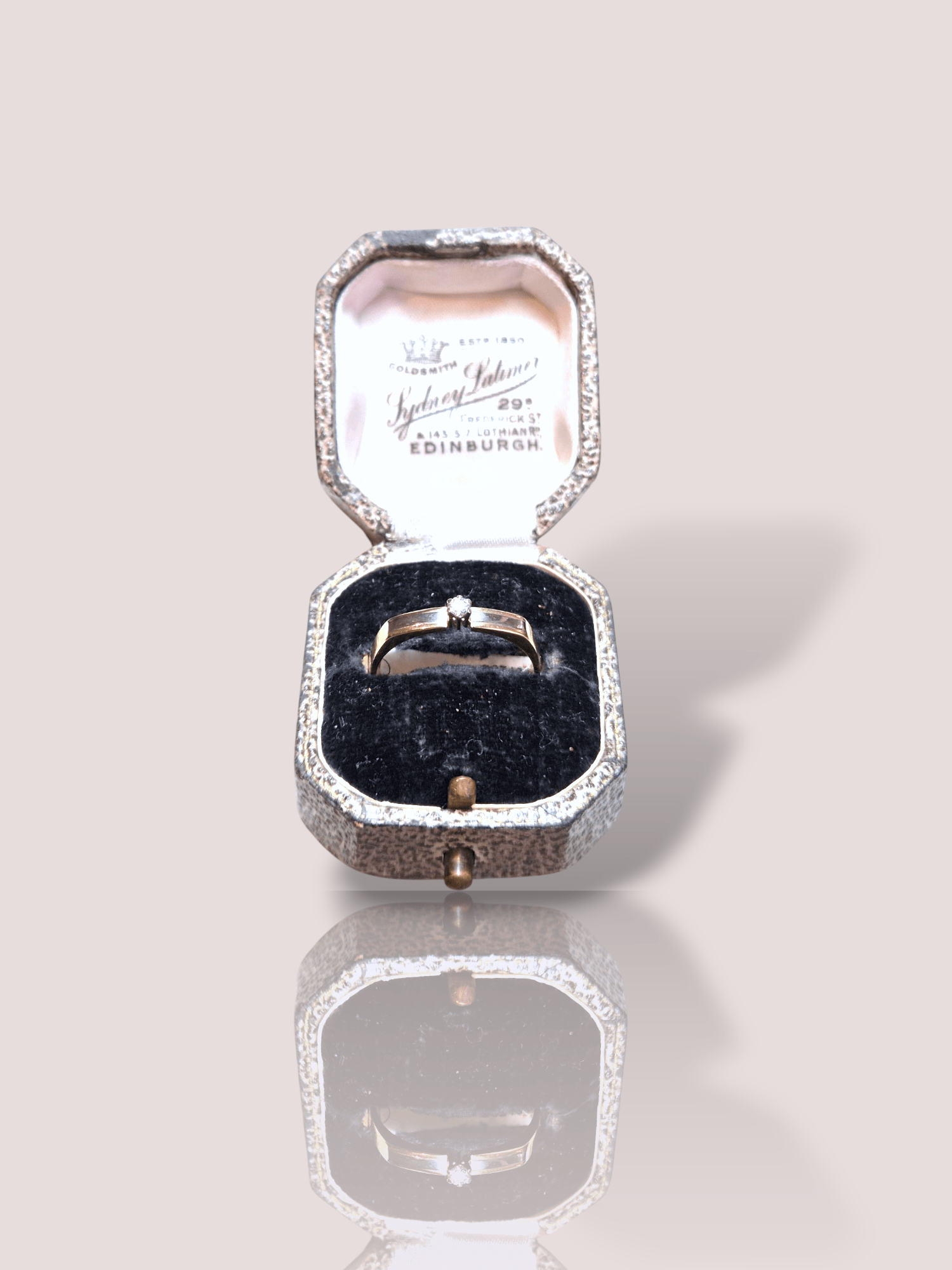 Deze prachtige vintage 14k geel gouden ring is voorzien van een schitterende diamant. De ring heeft een tijdloos design en is perfect voor dagelijks gebruik of voor speciale gelegenheden. Combineer deze ring met andere gouden sieraden voor een elegante look, of draag hem solo voor een subtiele touch of glamour. Een absolute eyecatcher voor elke outfit! 

De ring kan eventueel op maat gemaakt worden.