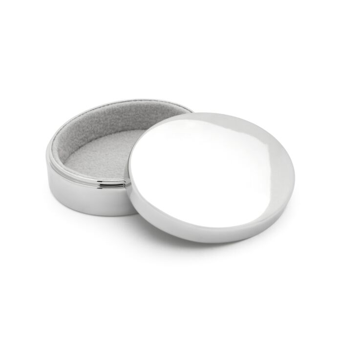 Glad ovalen tanden- of haarlokdoosje. Het doosje is in zilver kleur, poetsen is overbodig. Het doosje kan gegraveerd worden, wat het een persoonlijk (geboorte)cadeau maakt.
