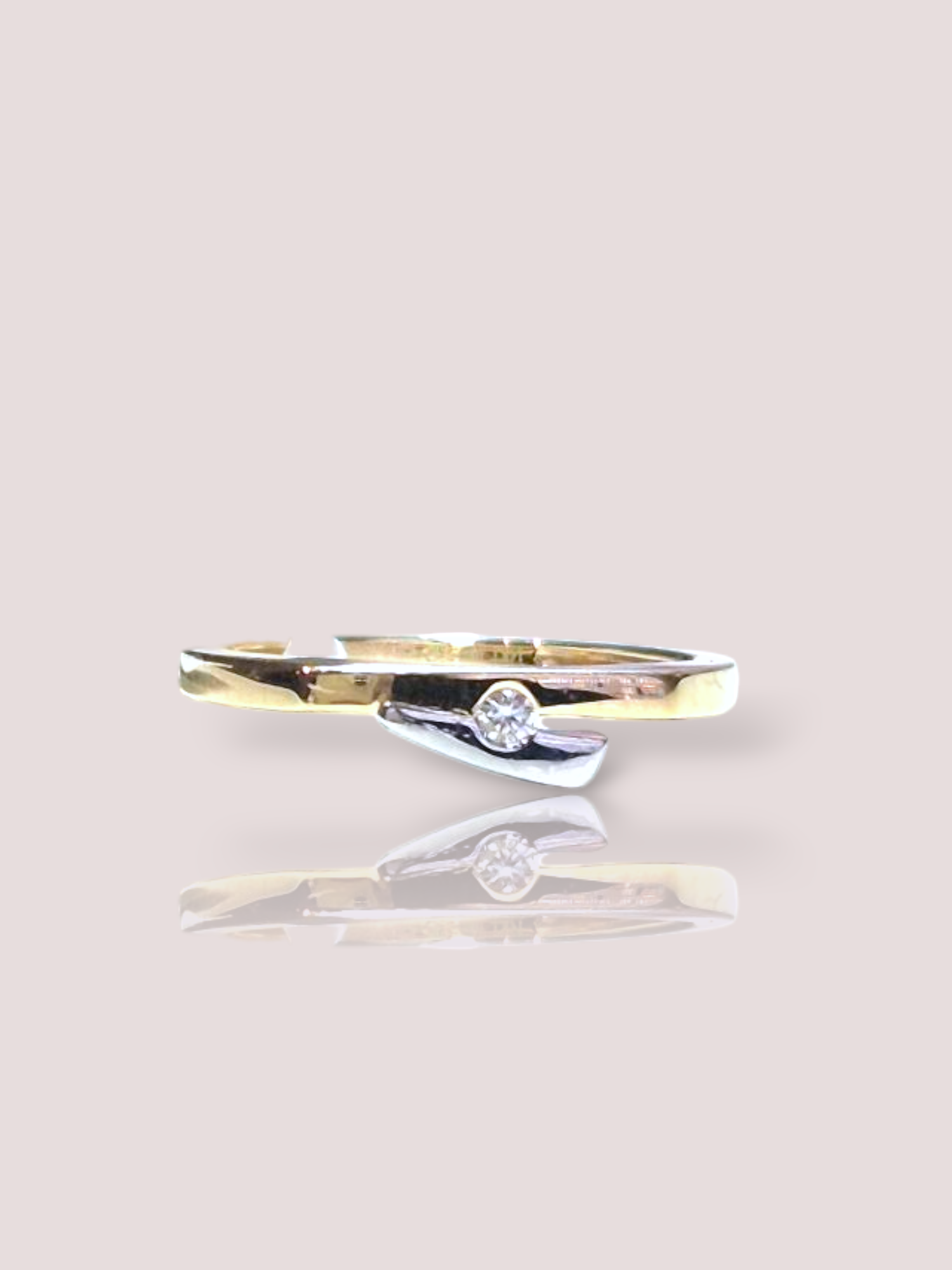 Deze vintage 14k geel en wit gouden ring is bezet met een schitterende diamant. De ring heeft een tijdloos en elegant ontwerp, wat hem perfect maakt als accessoire voor dagelijks gebruik of voor speciale gelegenheden. Draag hem op zichzelf voor een subtiele touch of combineer hem met andere ringen voor een meer gedurfde look. Deze ring zal zeker de aandacht trekken en is een prachtige toevoeging aan je sieradencollectie.

Deze ring is rond, maar heeft een afgeplatte bovenzijde. De ring kan eventueel op maat gemaakt worden.