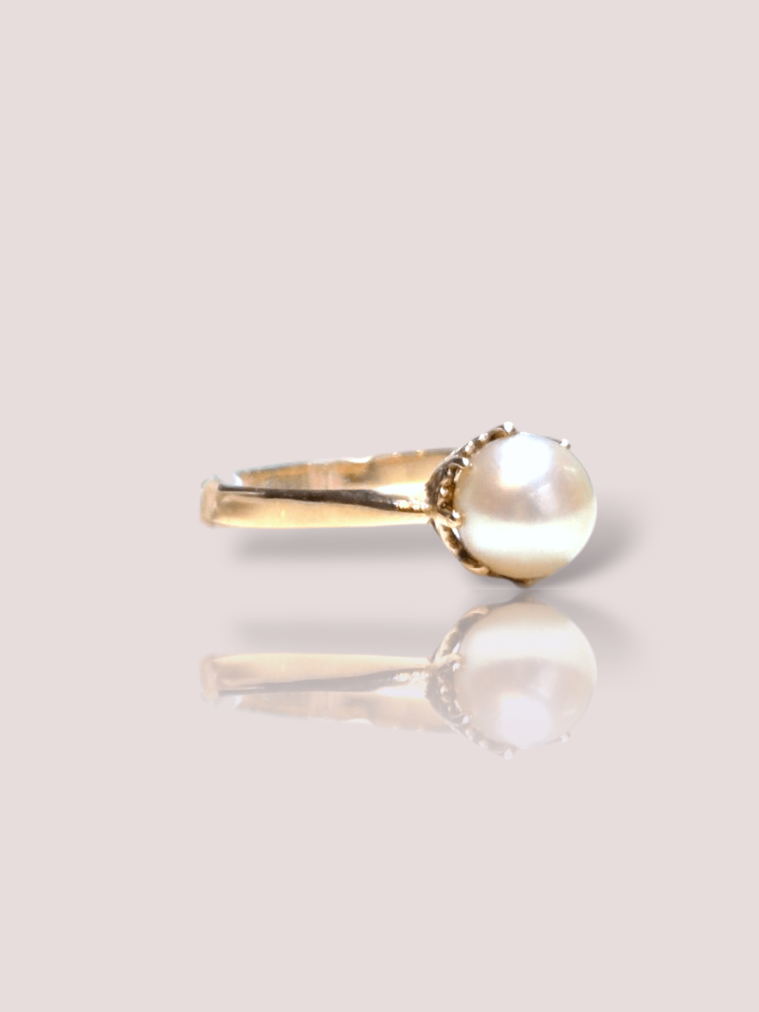 Deze prachtige vintage 14k geel gouden ring is bezet met een zoutwater parel, waardoor het een tijdloze en elegante uitstraling heeft. De ring is perfect voor speciale gelegenheden en voegt een vleugje glamour toe aan elke outfit. Draag deze ring alleen of combineer het met andere gouden sieraden voor een luxueuze look.

De ring kan eventueel op maat vermaakt worden. De diameter van de parel is 7 mm.
